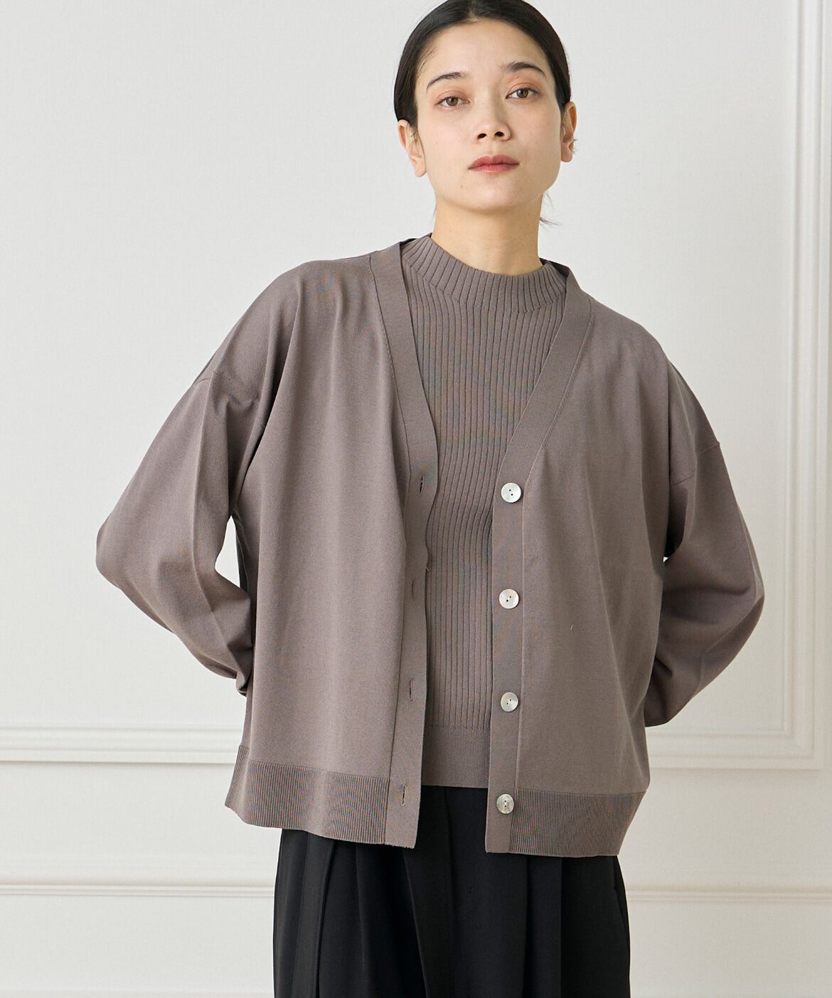 INED「Vネックカーディガン」|カーディガン|カーキ3