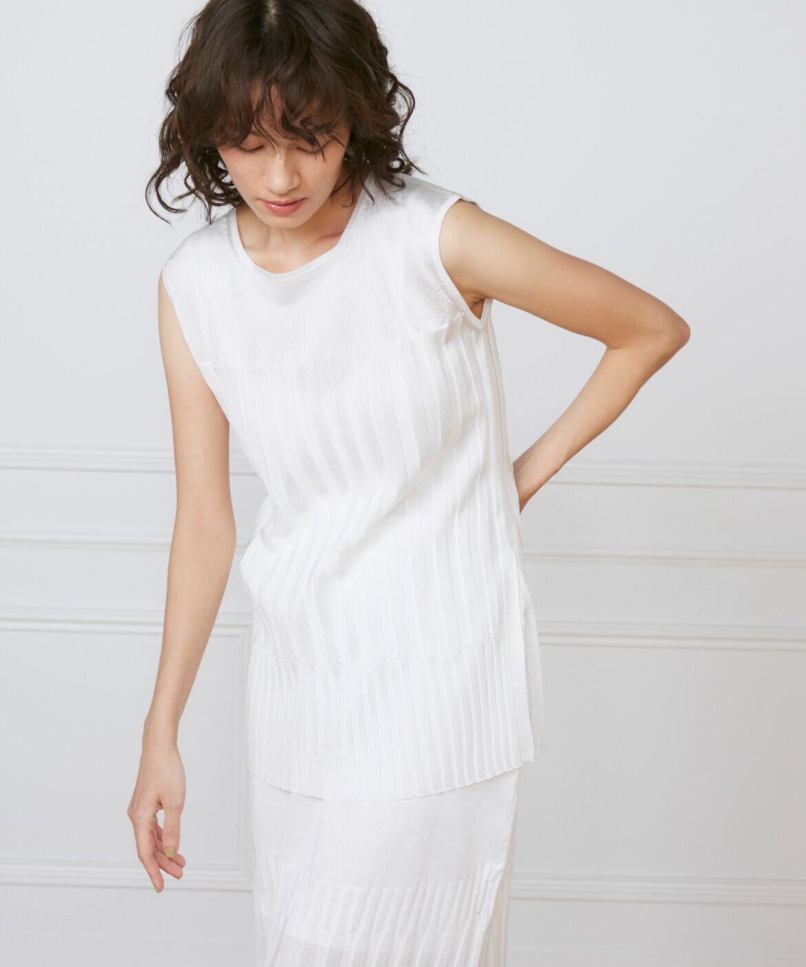 INED「シャイニーヤーンプルオーバー 《la veille by SUPERIOR CLOSET》」|ニット・セーター|オフホワイト1