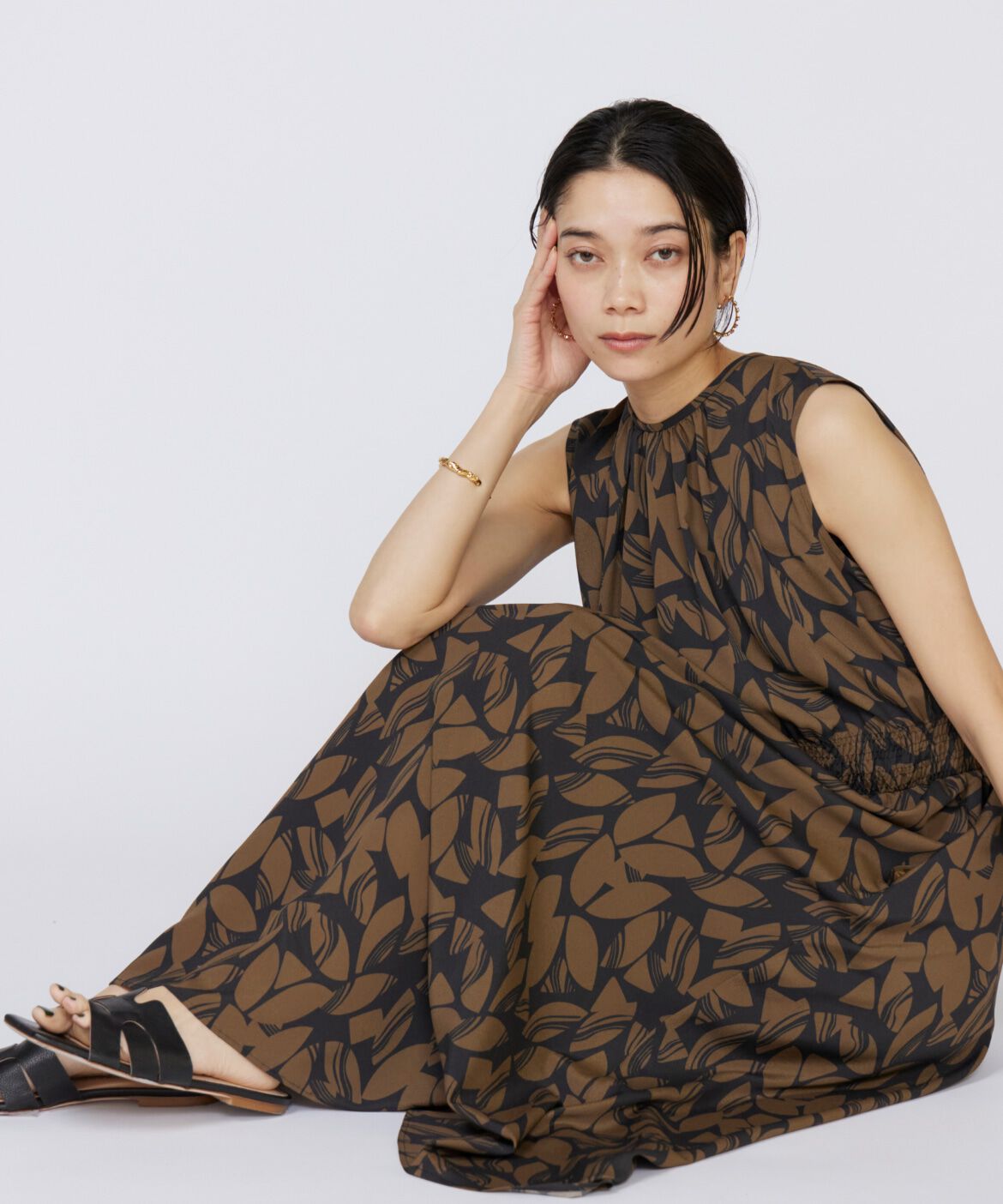 INED「《大きいサイズ》ノースリーブプリントワンピース」|ワンピース|カーキ3