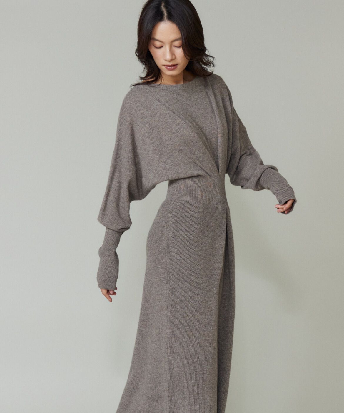 la veille by SUPERIOR CLOSET「《大きいサイズ》タックデザインニットワンピース」|ワンピース|ベージュ2