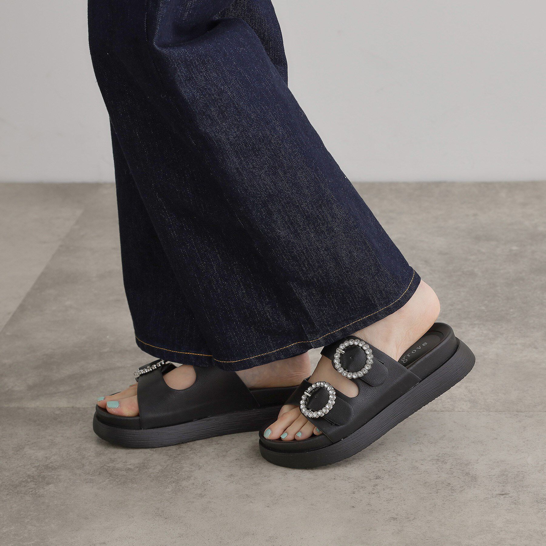 grove「【キラキラビジューがポイント】厚底ダブルビジューバックルサンダル」|サンダル|