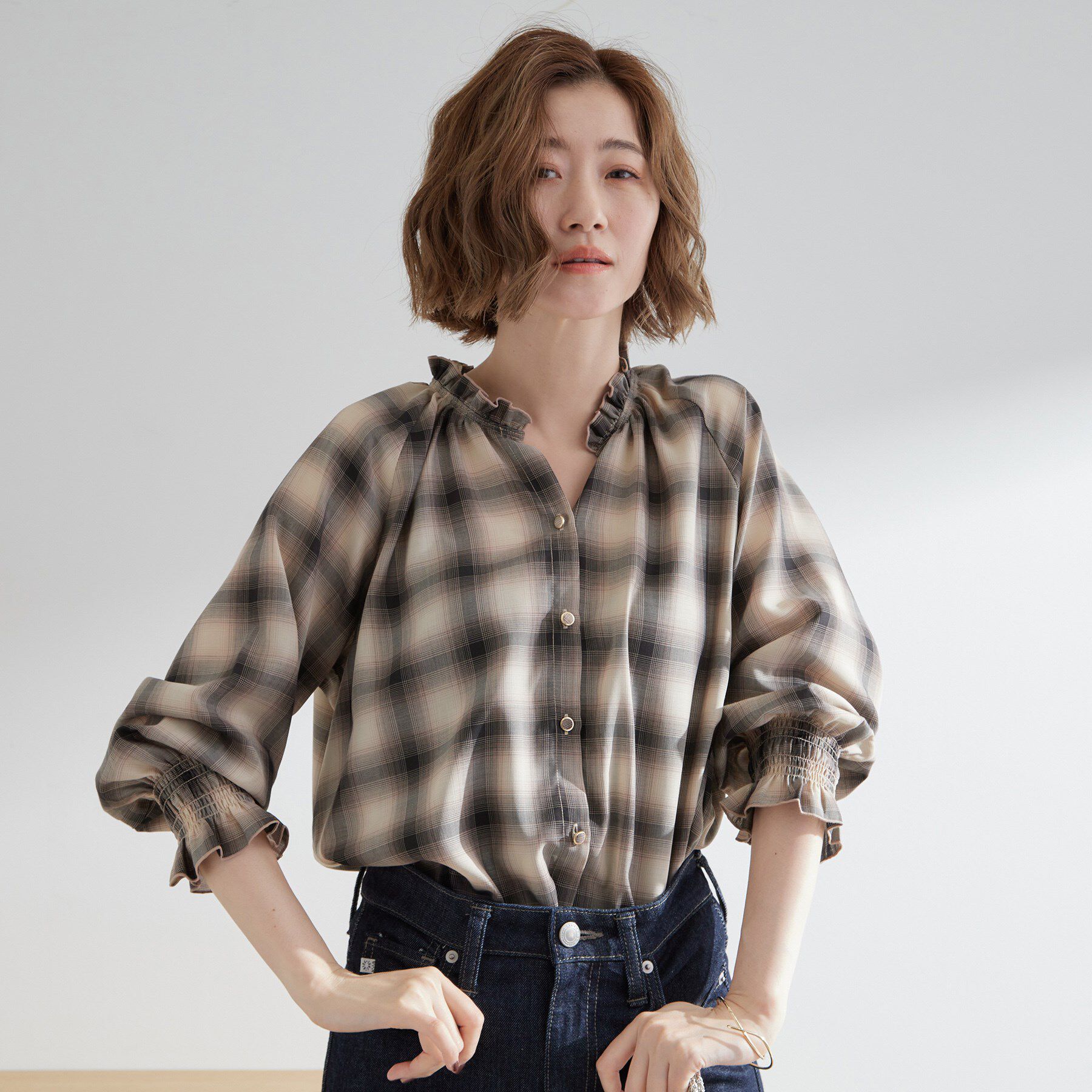 grove「衿もとすっきり一枚で映える 涼しげ秋色チェックブラウス」|シャツ・ブラウス|グレージュ(250)