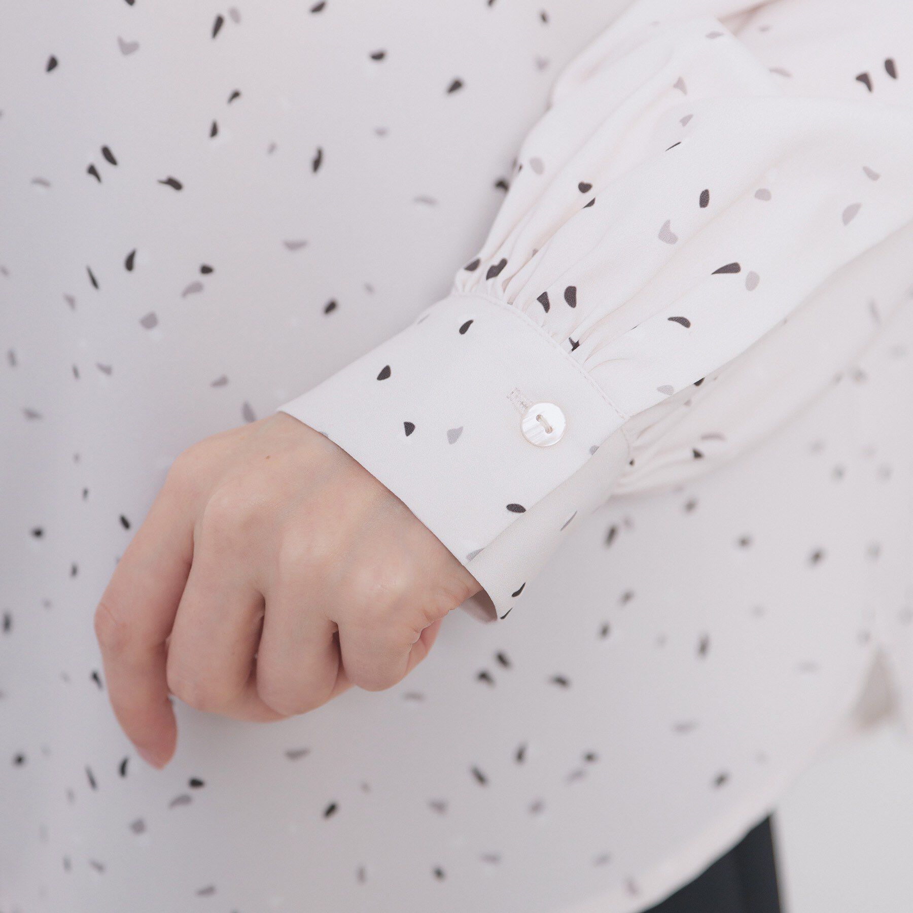 index「フェイクパールピンボウタイブラウス【洗濯機OK/イージーアイロン/ストレッチ】《XS-LL》」|シャツ・ブラウス|