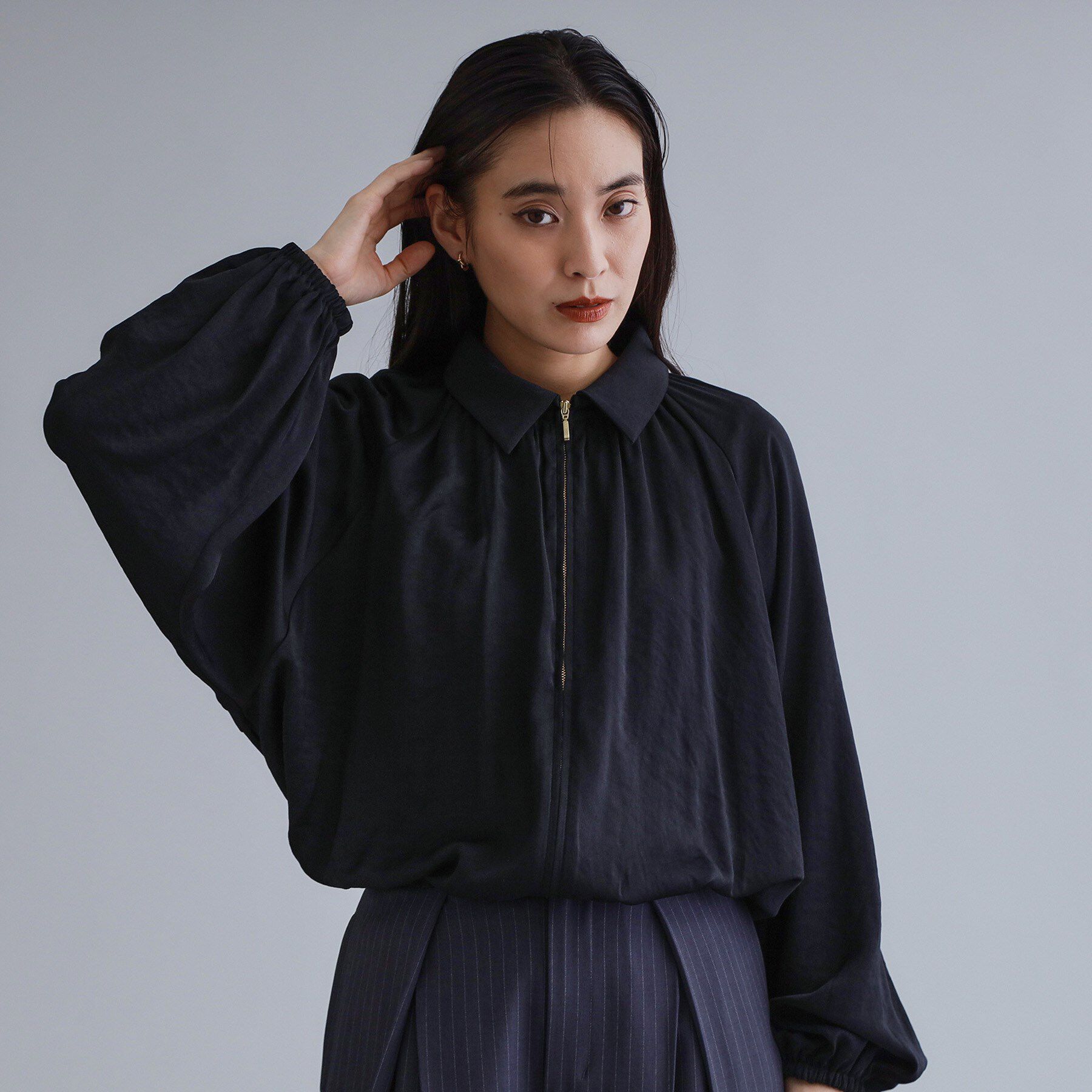 OPAQUE.CLIP「【es】ヴィンテージサテン ボリュームジップブラウス【洗濯機OK】」|シャツ・ブラウス|ブラック(019)