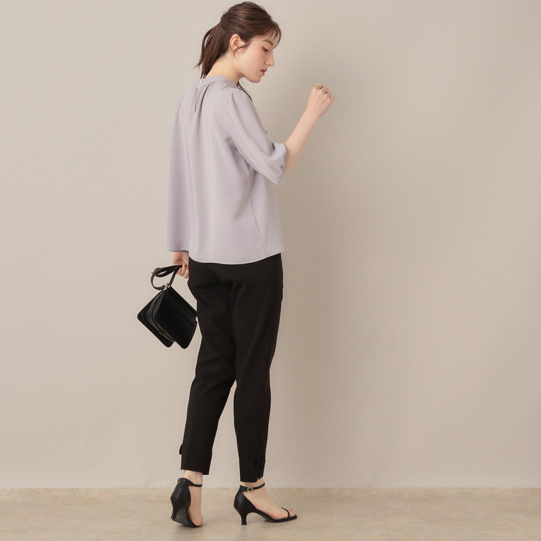 Couture broach「【華やか・5分袖・通勤】配色フリルタイブラウス」|シャツ・ブラウス|