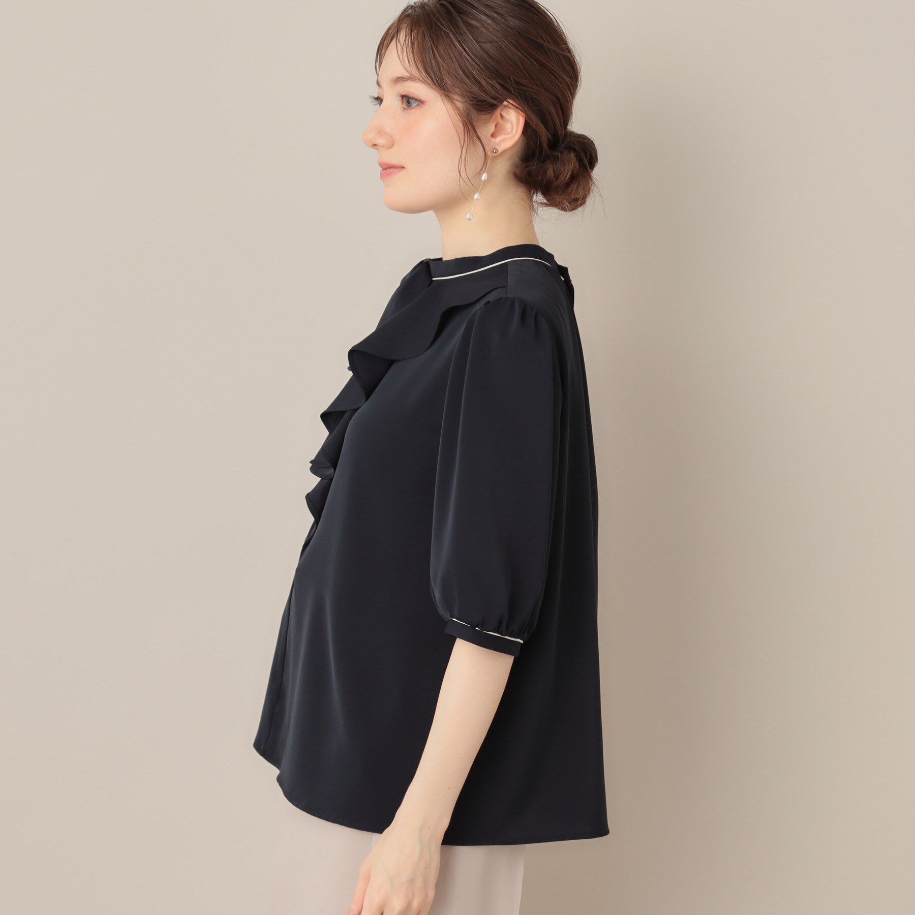 Couture broach「【華やか・5分袖・通勤】配色フリルタイブラウス」|シャツ・ブラウス|