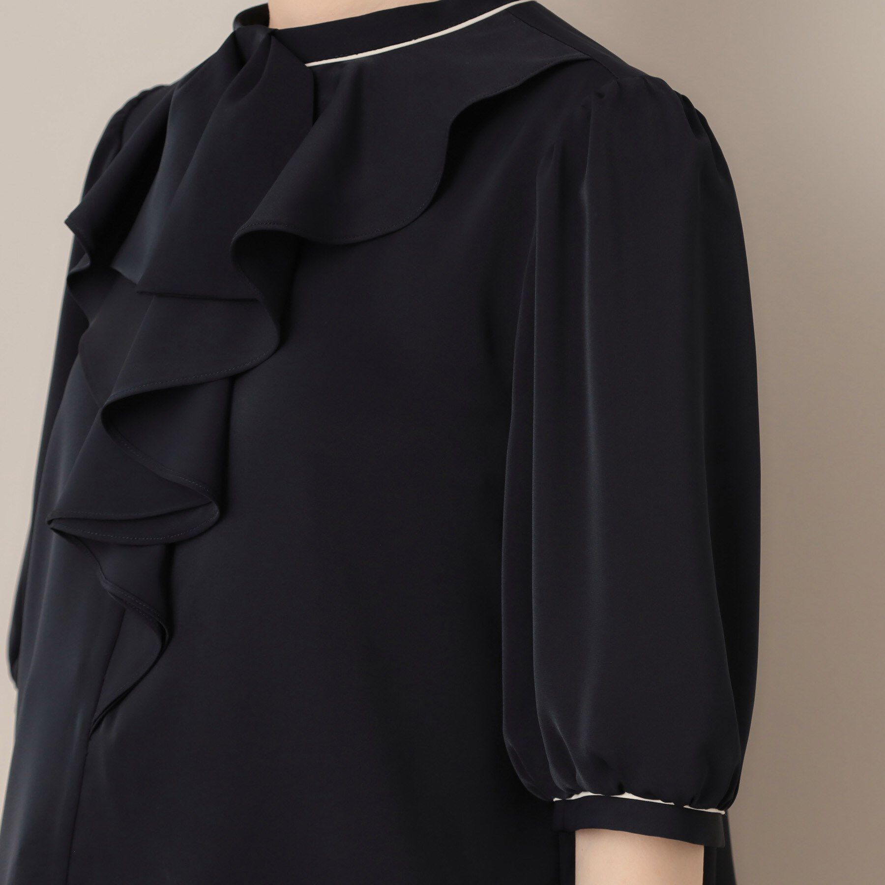 Couture broach「【華やか・5分袖・通勤】配色フリルタイブラウス」|シャツ・ブラウス|