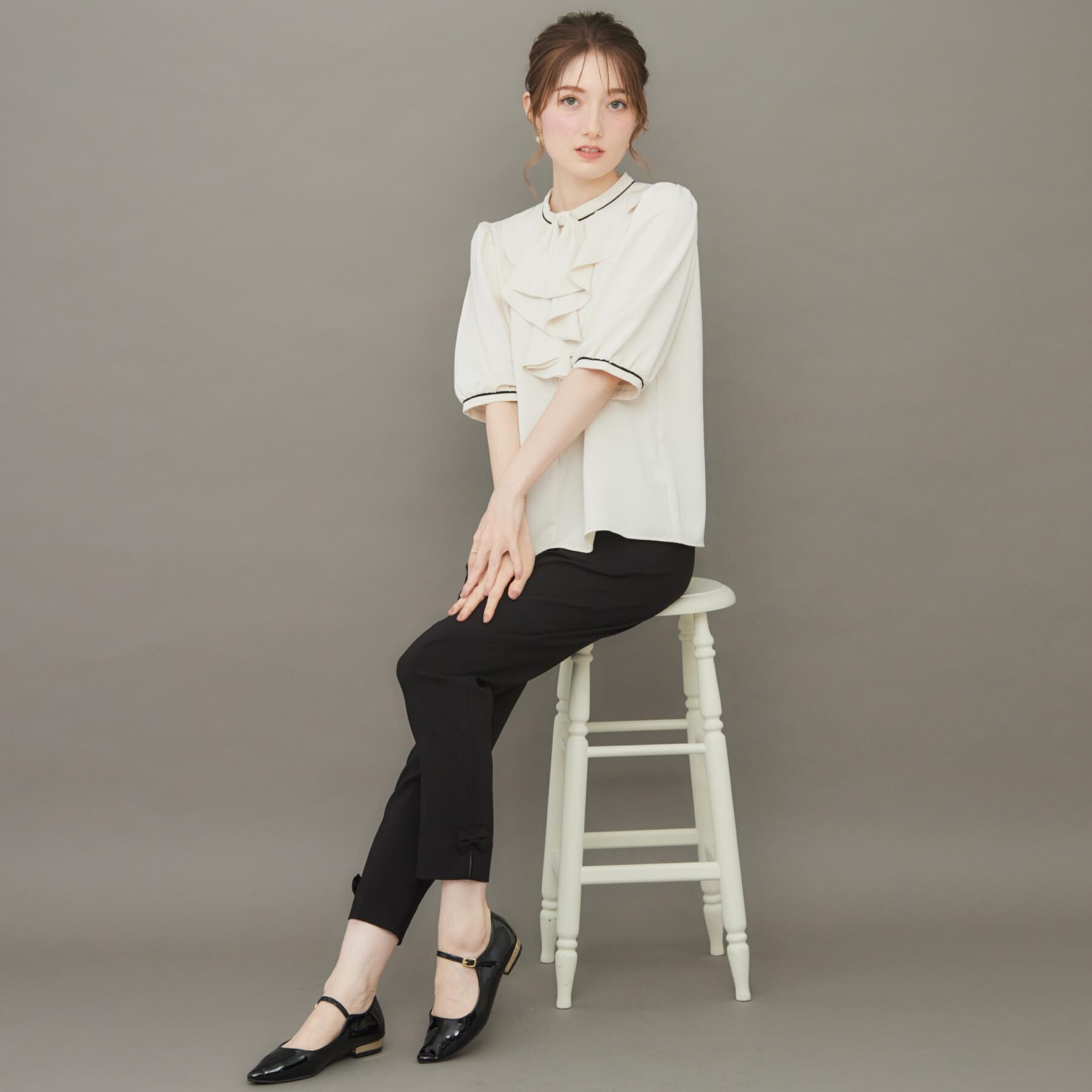 Couture broach「【華やか・5分袖・通勤】配色フリルタイブラウス」|シャツ・ブラウス|