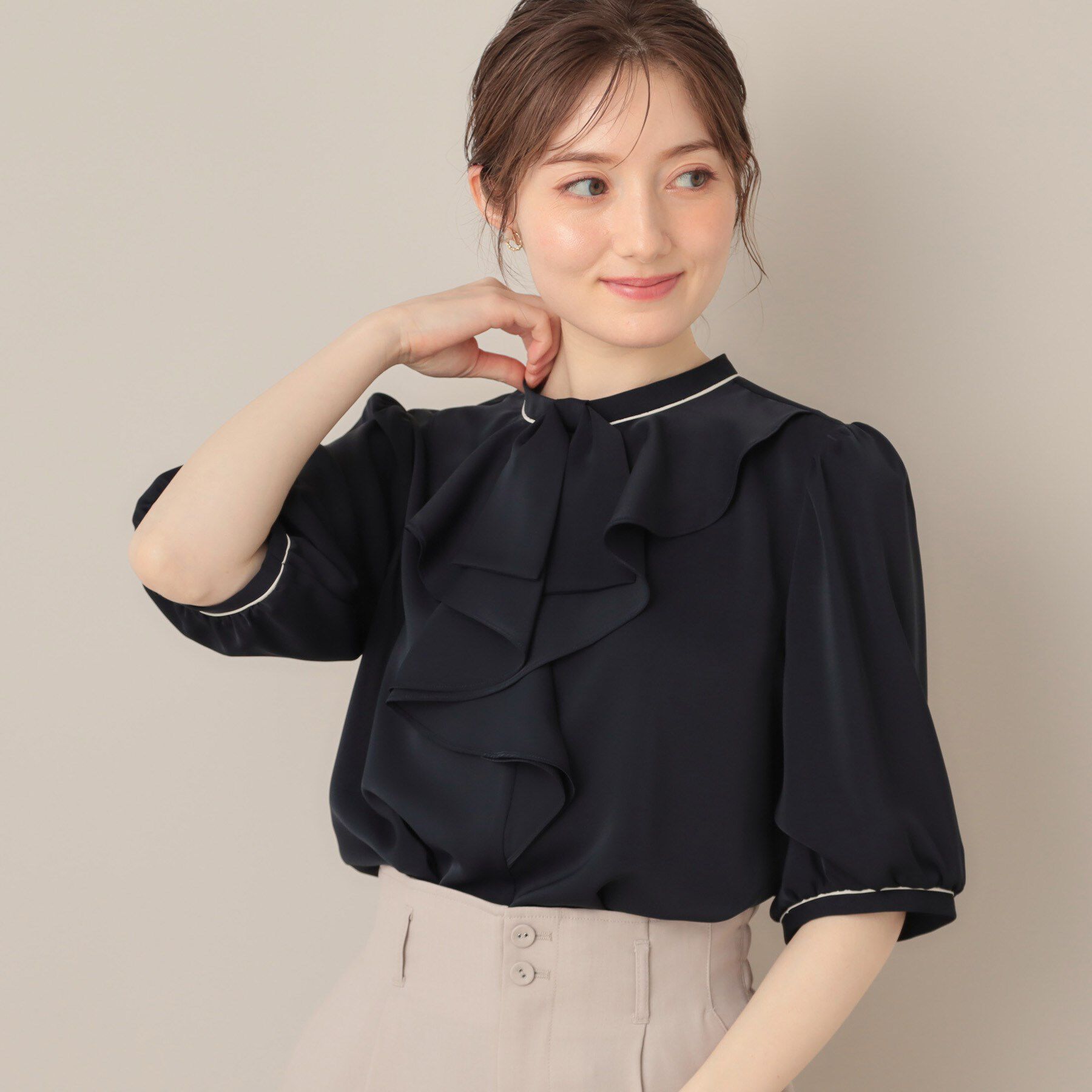 Couture broach「【華やか・5分袖・通勤】配色フリルタイブラウス」|シャツ・ブラウス|ネイビー(594)
