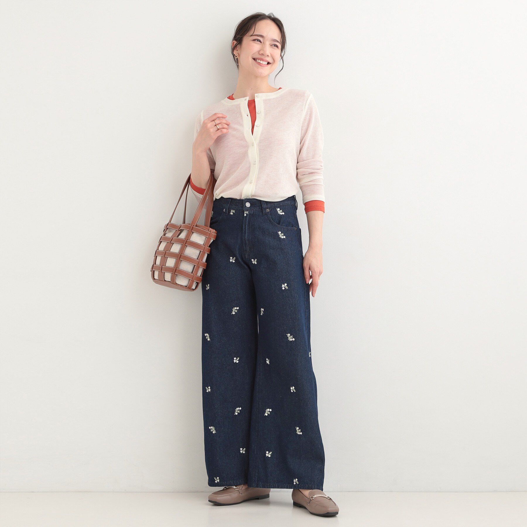 SHOO･LA･RUE「【洗濯機可/S-LL】フラワー刺繍が女性らしさをプラス バギーデニムパンツ」|デニム|