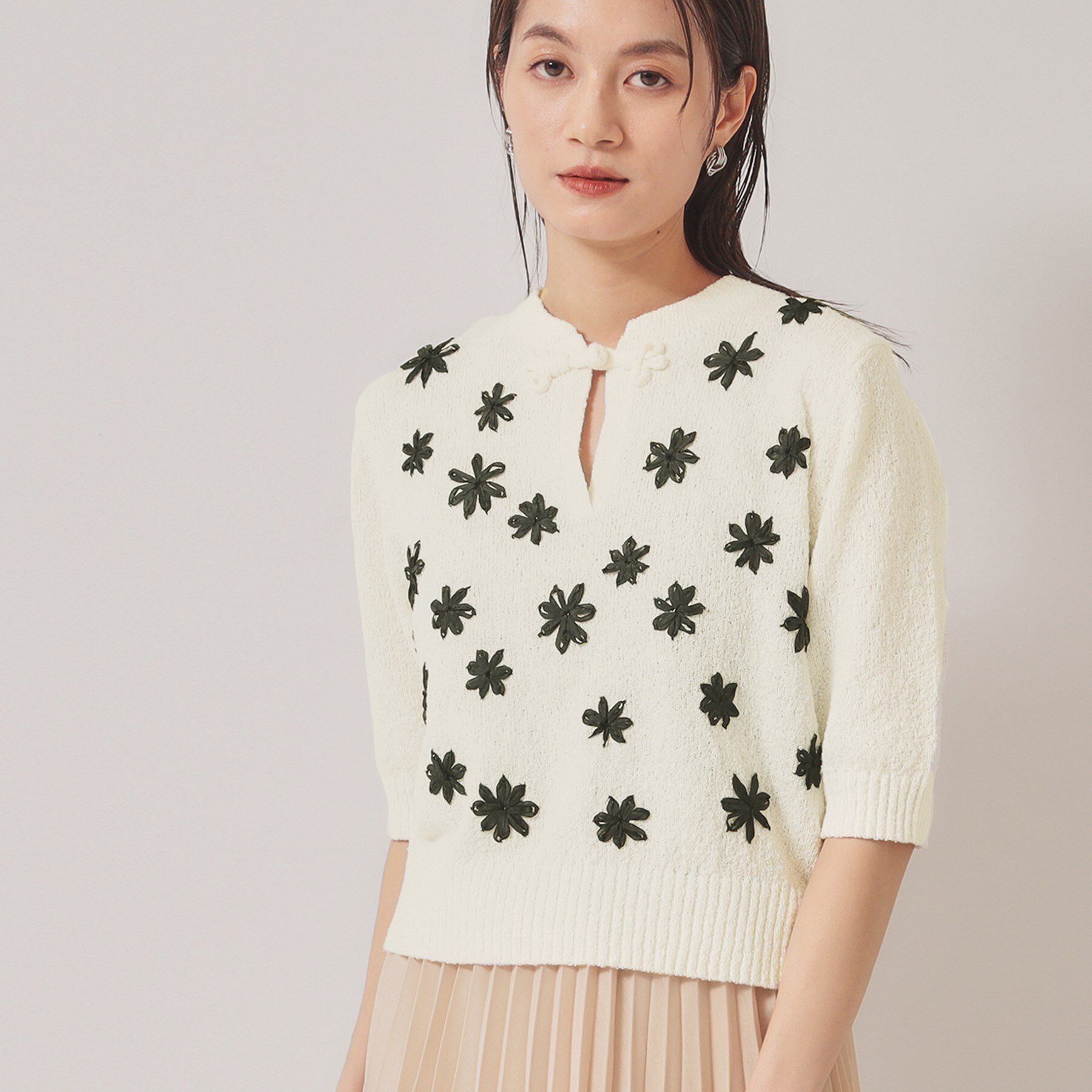 SunaUna「【手刺繍／花モチーフ】チャイナカラーニット」|ニット・セーター|オフホワイト(503