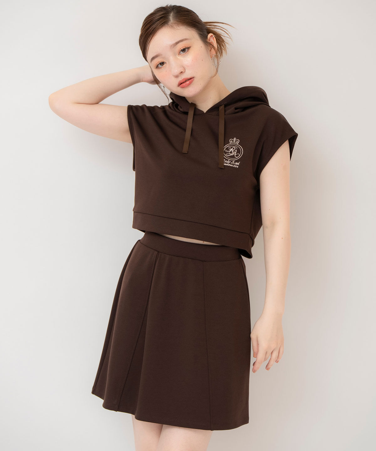 REDYAZEL「エンブレム刺繍フーディー&times;フレアスカートセットアップ」|ワンピース|