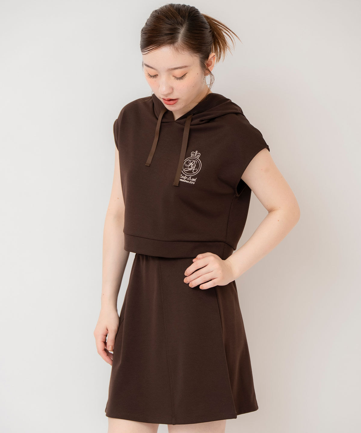 REDYAZEL「エンブレム刺繍フーディー&times;フレアスカートセットアップ」|ワンピース|