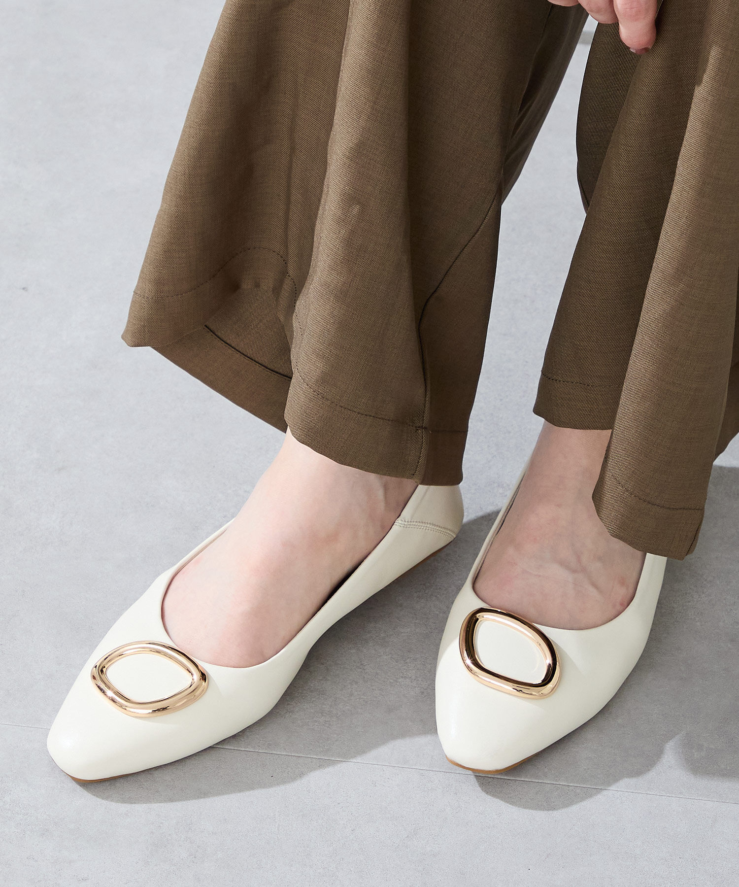 WA Oriental TRaffic「●2025秋冬新作●ゴールドモチーフフラットパンプス/52309」|パンプス|WHITE