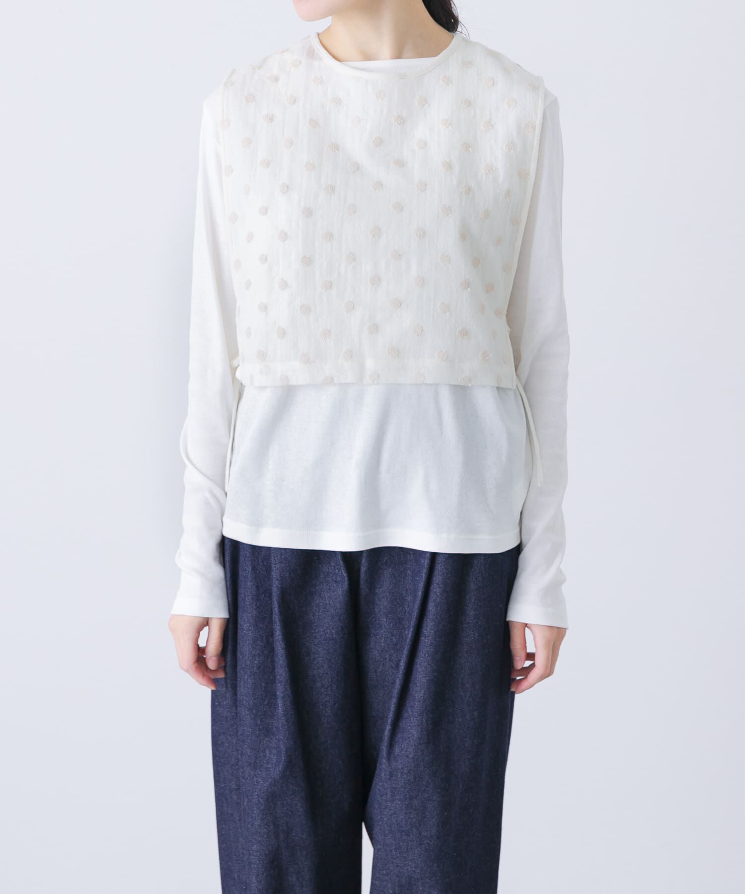 かぐれ「ドット刺繍ウールガーゼビブ」|ベスト・ジレ|アイボリー