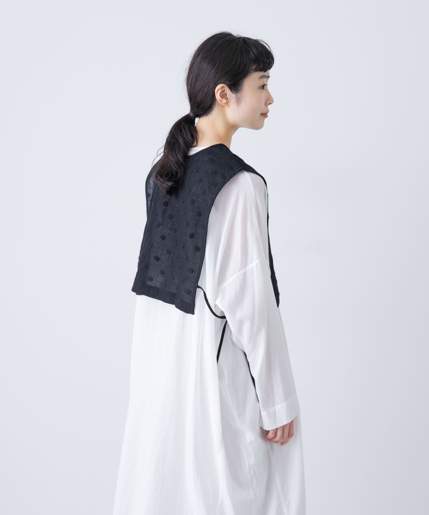 かぐれ「ドット刺繍ウールガーゼビブ」|ベスト・ジレ|ブラック