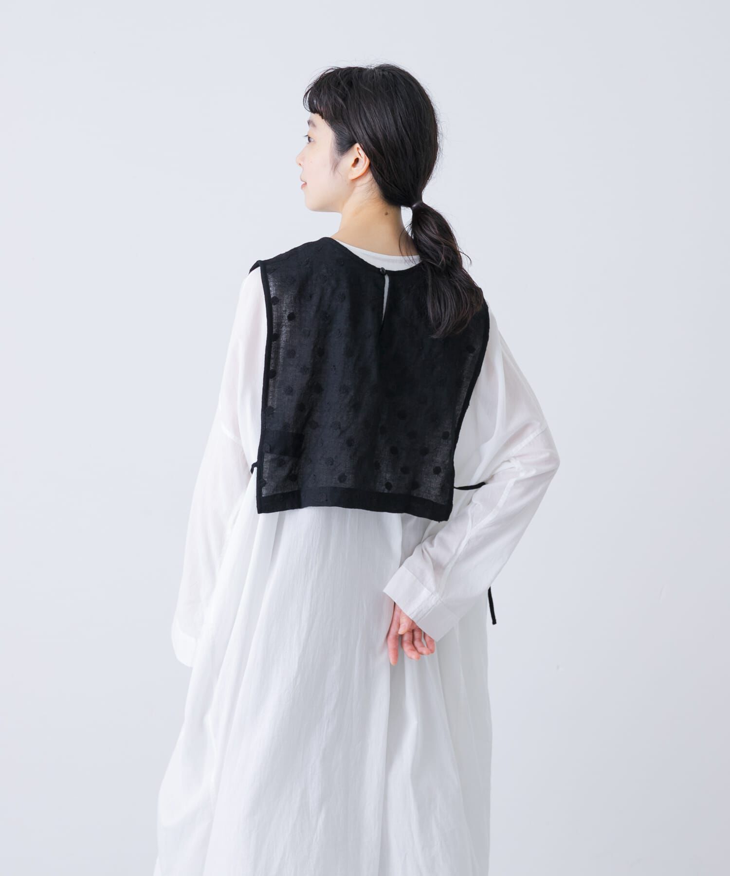 かぐれ「ドット刺繍ウールガーゼビブ」|ベスト・ジレ|