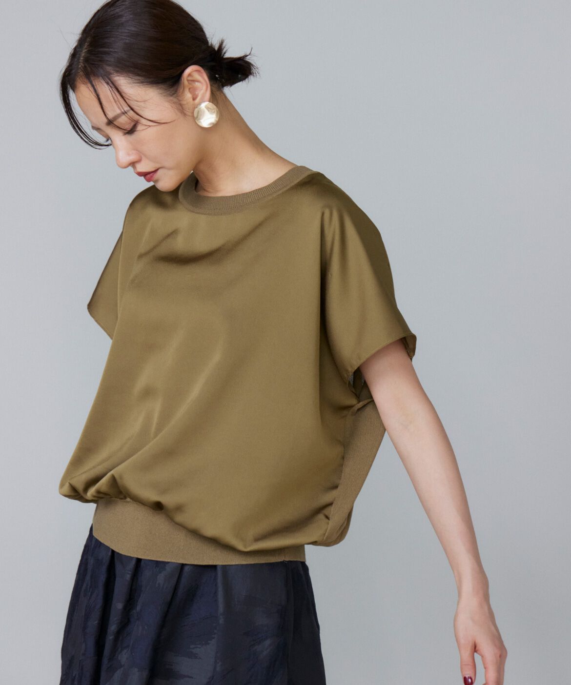 Le Souk「《大きいサイズ》シルキーライクフレンチスリーブニットプルオーバー」|ニット・セーター|カーキ3