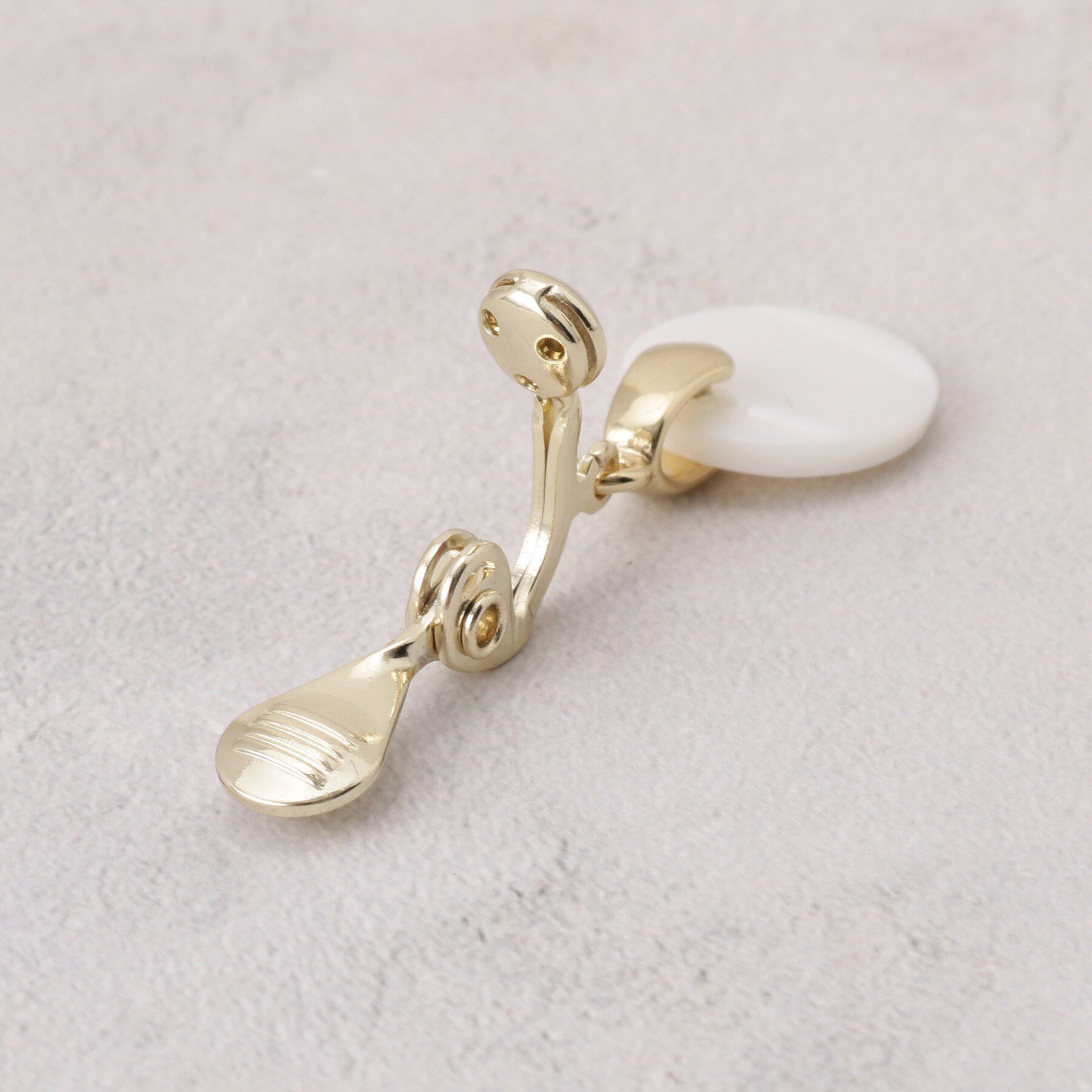 grove「【痛くなりにくい】ラウンドシェルイヤリング」|イヤリング|