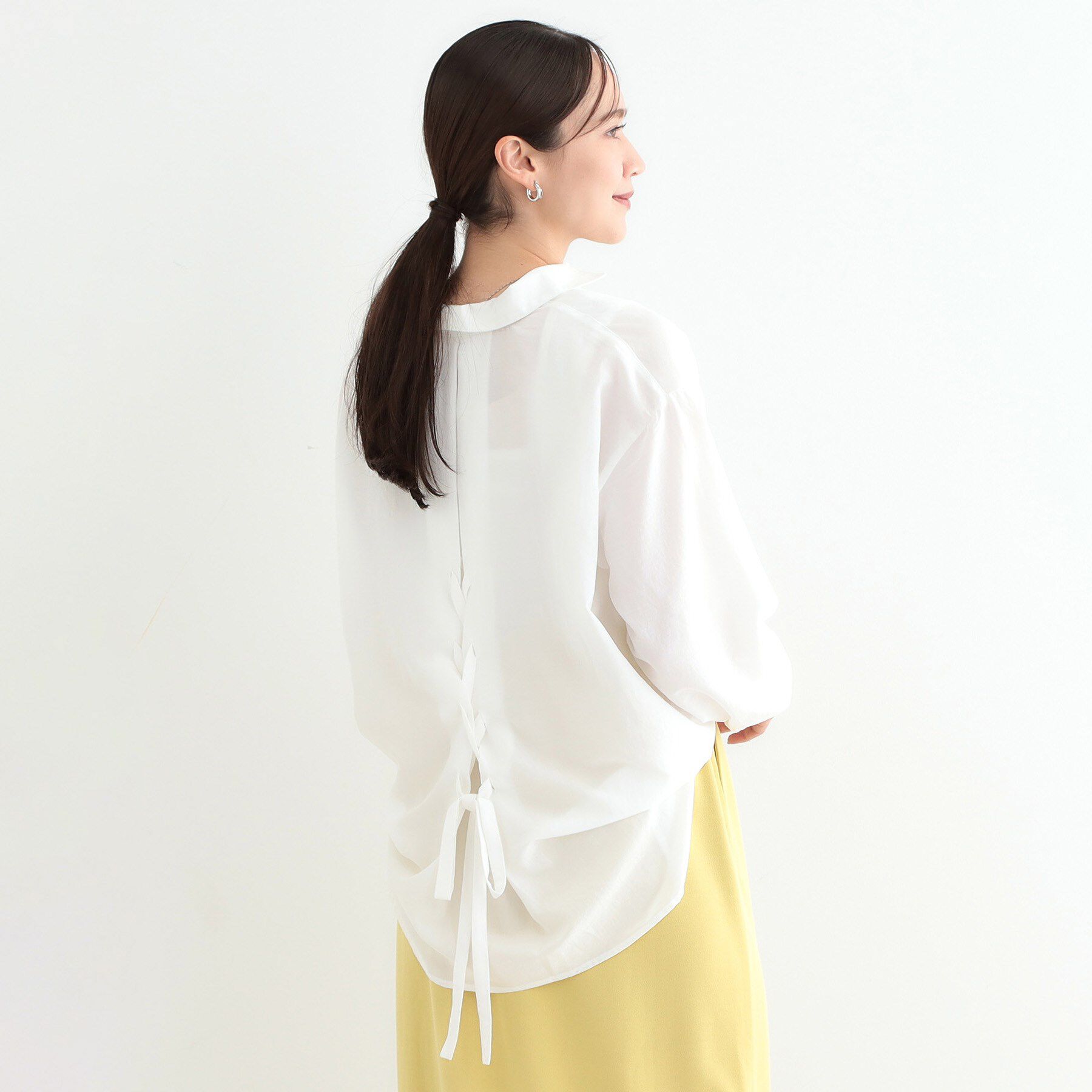 SHOO･LA･RUE「【S-LL】後ろ姿も抜かりなく バックレースアップシャツ」|シャツ・ブラウス|