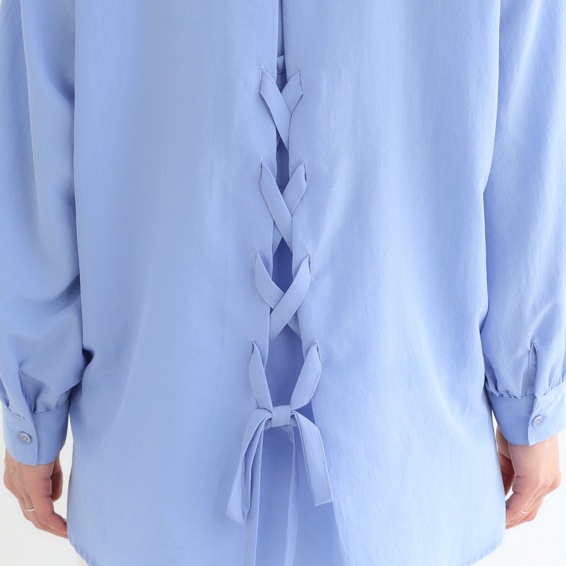 SHOO･LA･RUE「【S-LL】後ろ姿も抜かりなく バックレースアップシャツ」|シャツ・ブラウス|