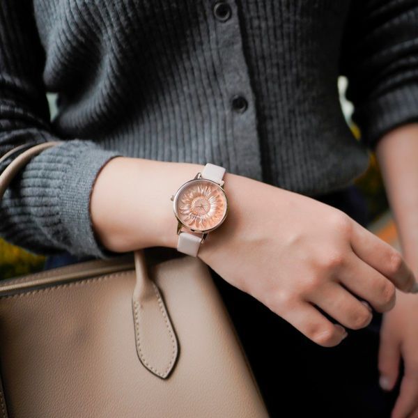 OLIVIA BURTON 「〈OLIVIA BURTON(ｵﾘﾋﾞｱﾊﾞｰﾄﾝ)〉3D ﾌﾗﾜｰ ﾐﾃﾞｨﾛｰｽﾞｺﾞｰﾙﾄﾞ ﾗｲﾄﾌﾞﾗｯｼｭ ﾚｻﾞｰ」|腕時計|