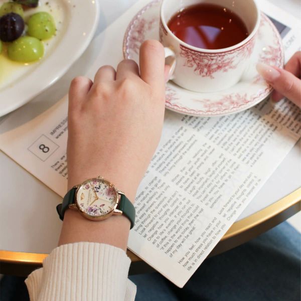 OLIVIA BURTON 「〈OLIVIA BURTON(ｵﾘﾋﾞｱﾊﾞｰﾄﾝ)〉ｼｸﾞﾈﾁｬｰ 30mm ｲﾗｽﾄﾚｲﾃｯﾄﾞ ﾌﾛｰﾗﾙﾌｫﾚｽﾄｸﾞﾘｰﾝ ﾚｻﾞｰ」|腕時計|