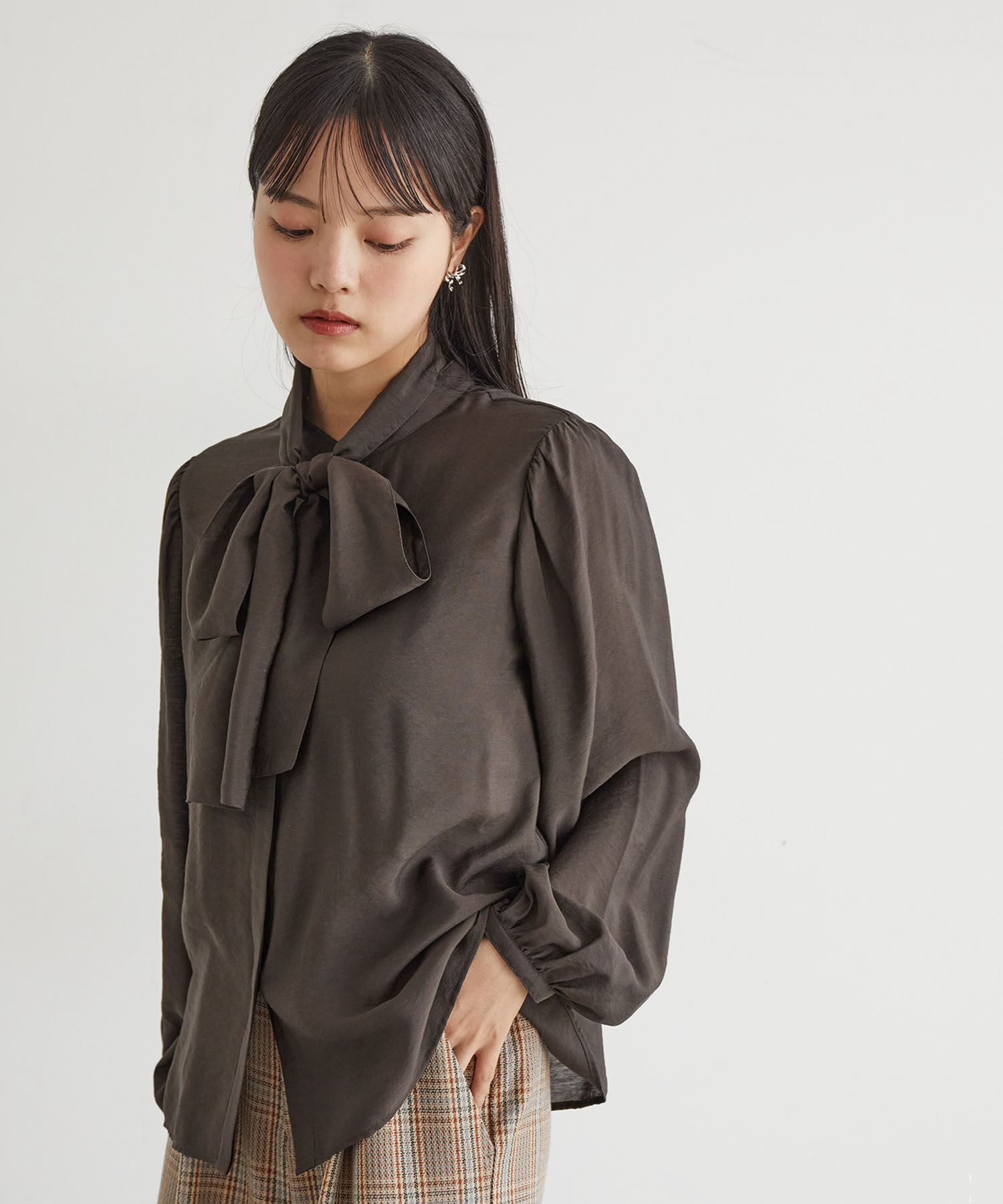 VIS「【洗える】ビックボウタイブラウス」|シャツ・ブラウス|チャコール(06)
