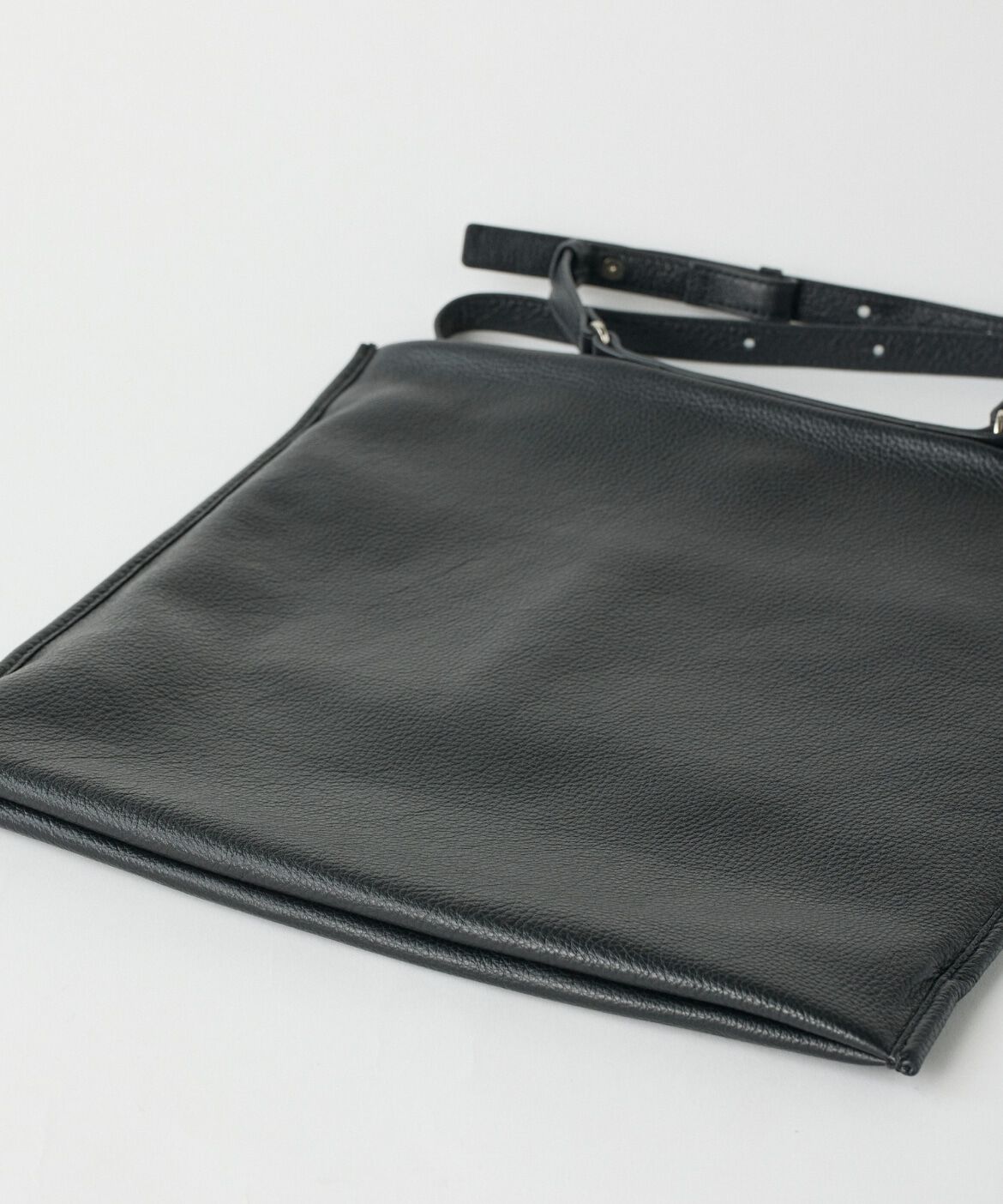 7-IDconcept.「カウレザーシンプルデザイン薄マチトート」|トートバッグ|