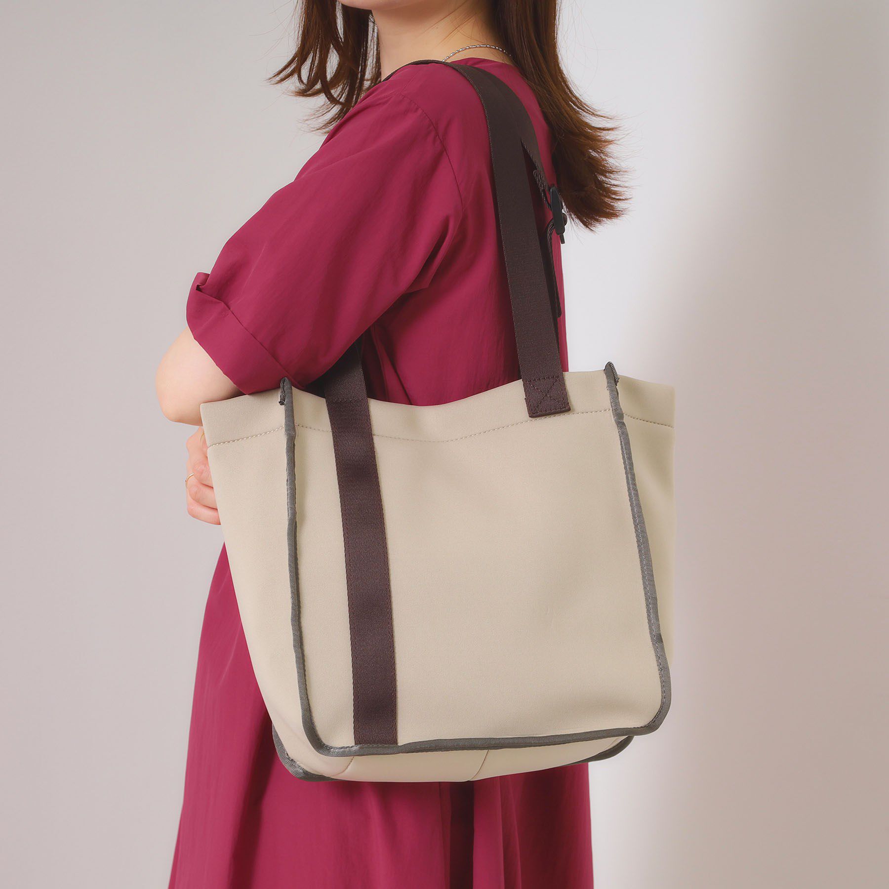 ITS&rsquo;DEMO「【A4対応】ネオプレーンサイドホックトート」|トートバッグ|ライトグレー(011