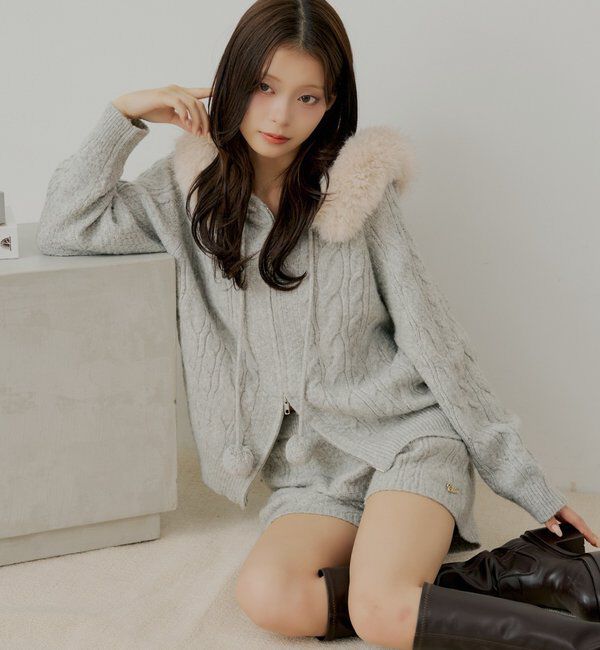  「【セットアップ対応】ポンポン付きファーフードケーブルニットカーディガン」|カーディガン|グレー