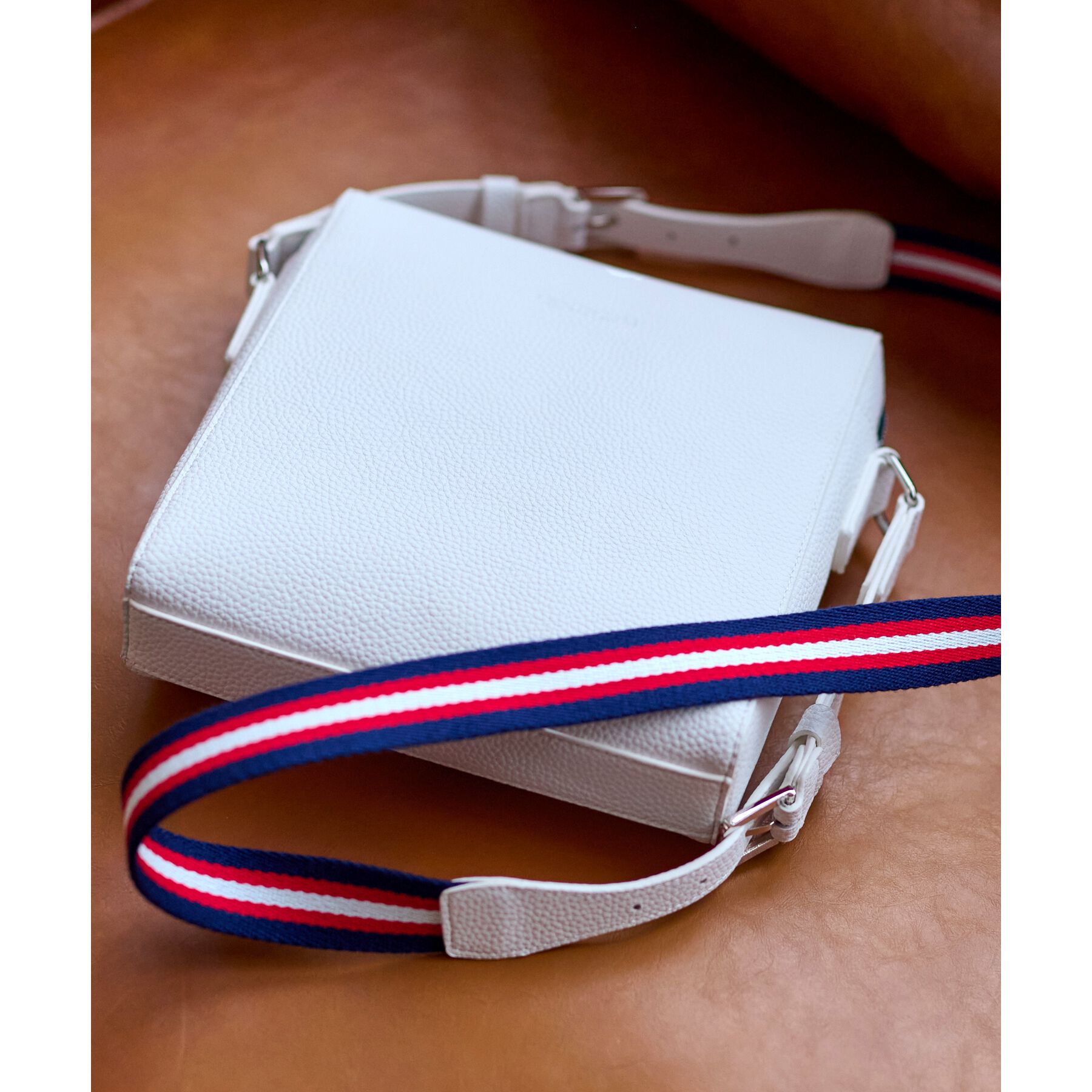 DRESSTERIOR「【撥水仕様】シュリンクレザー ショルダーバッグ」|ショルダー・メッセンジャー|ホワイト(001)