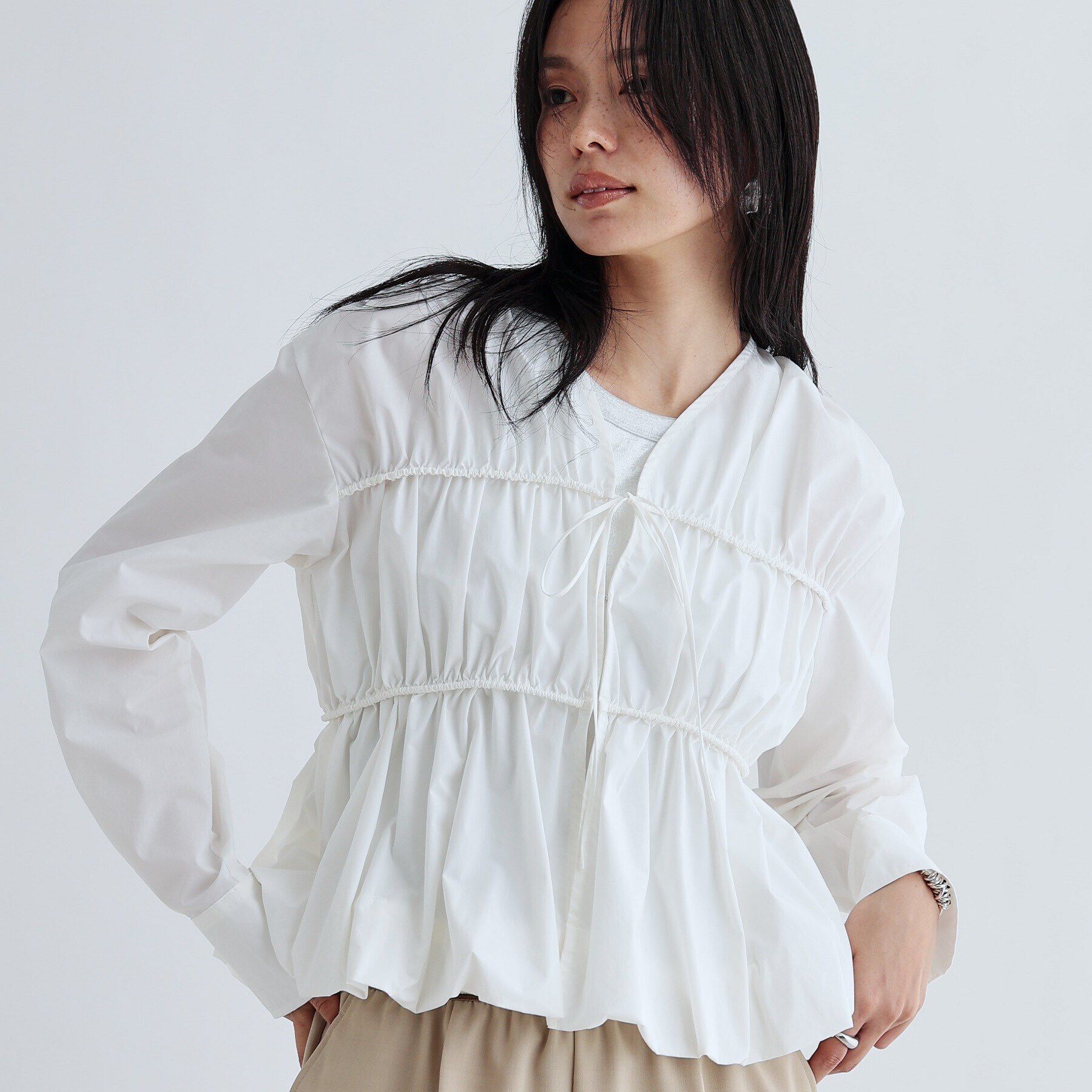 GALLEST「シャーリングギャザーブラウス【フロントボタン/前開き】」|シャツ・ブラウス|ホワイト(001)