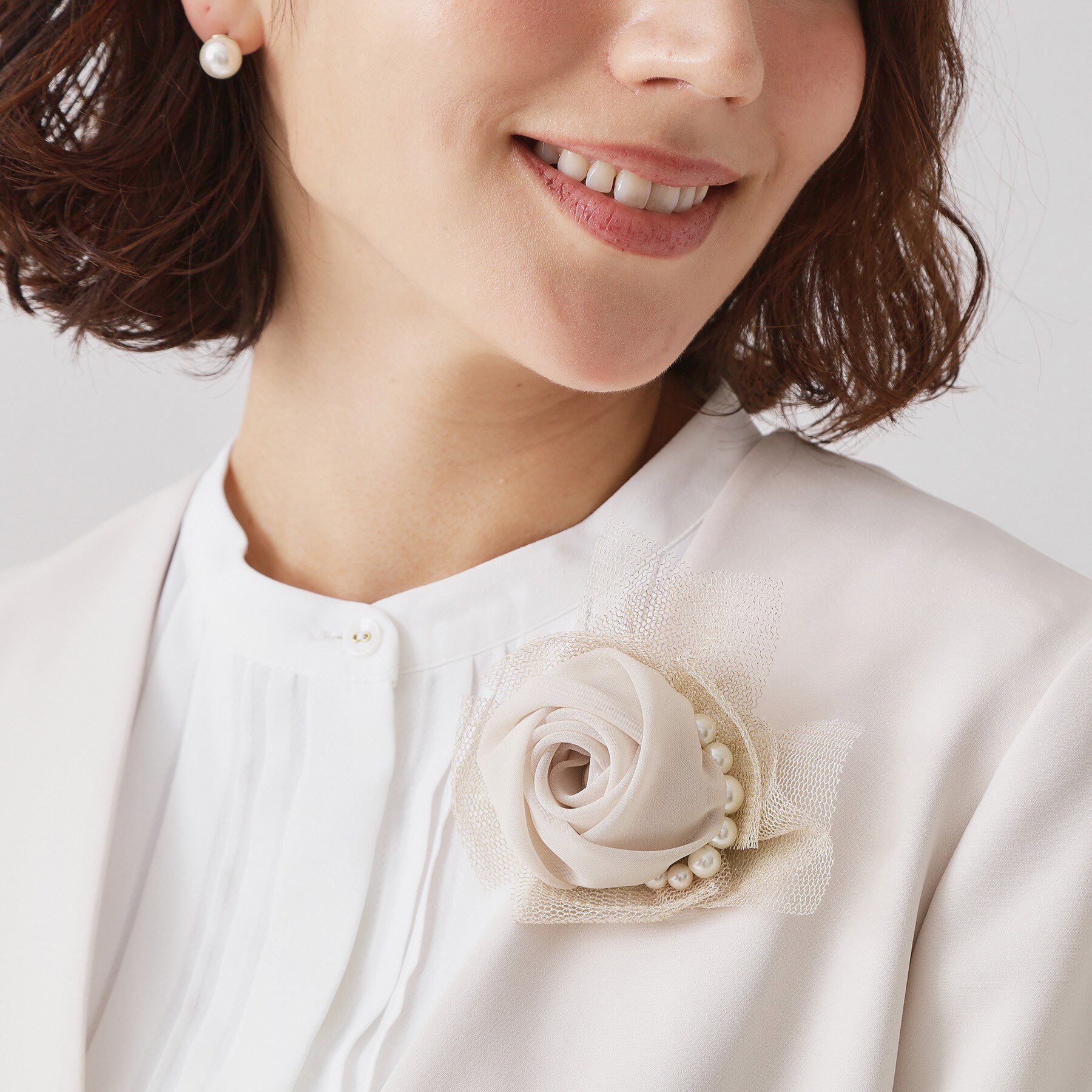 OPAQUE.CLIP「ラメチュールシフォン&times;フェイクパールコサージュ」|ブローチ・コサージュ|