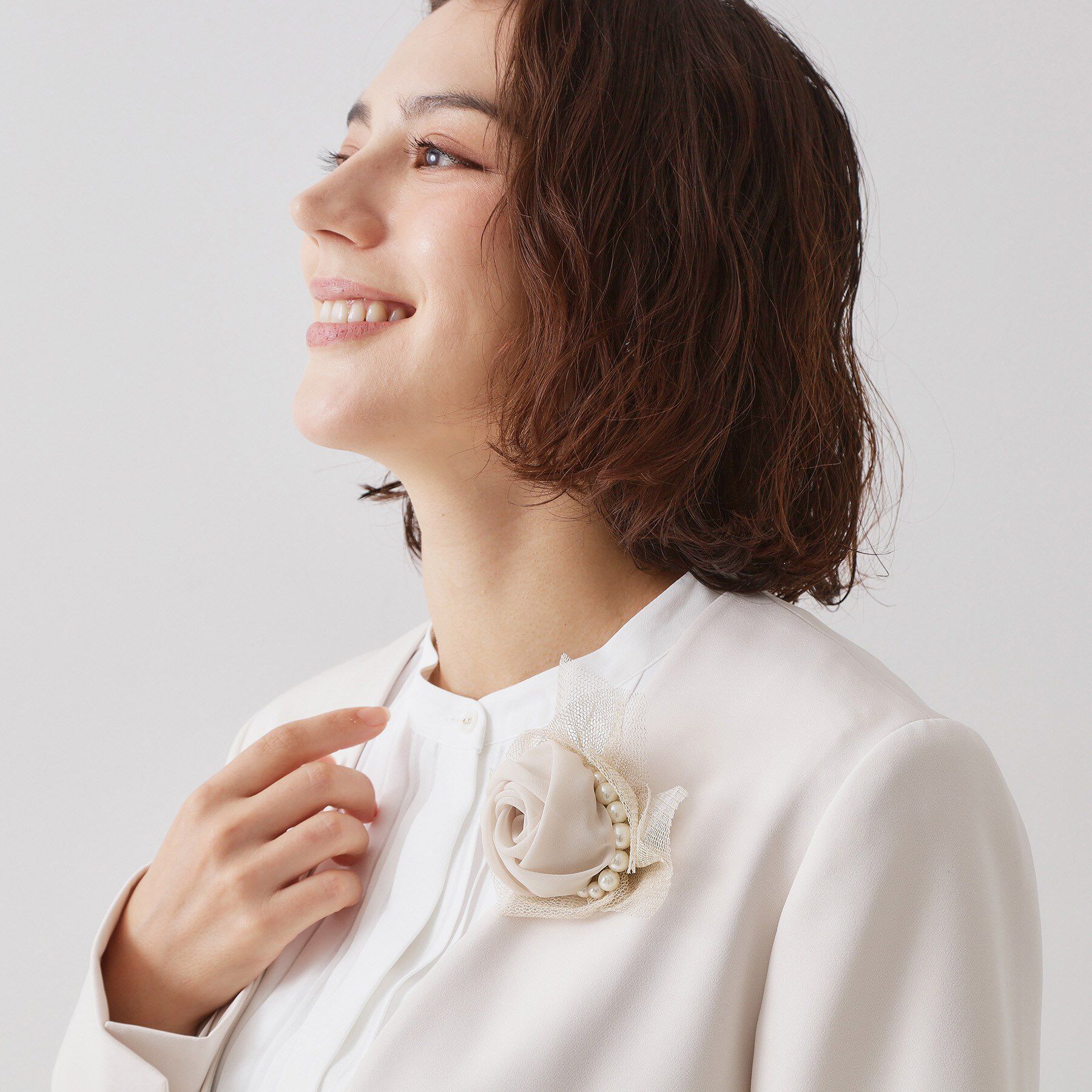 OPAQUE.CLIP「ラメチュールシフォン&times;フェイクパールコサージュ」|ブローチ・コサージュ|