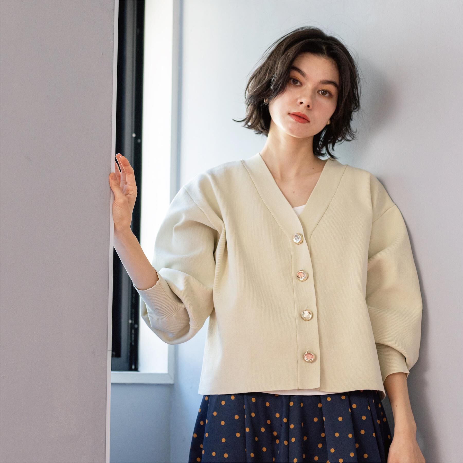 OPAQUE.CLIP「ゴールドビックボタンVネックニットカーディガン【洗濯機OK】」|カーディガン|