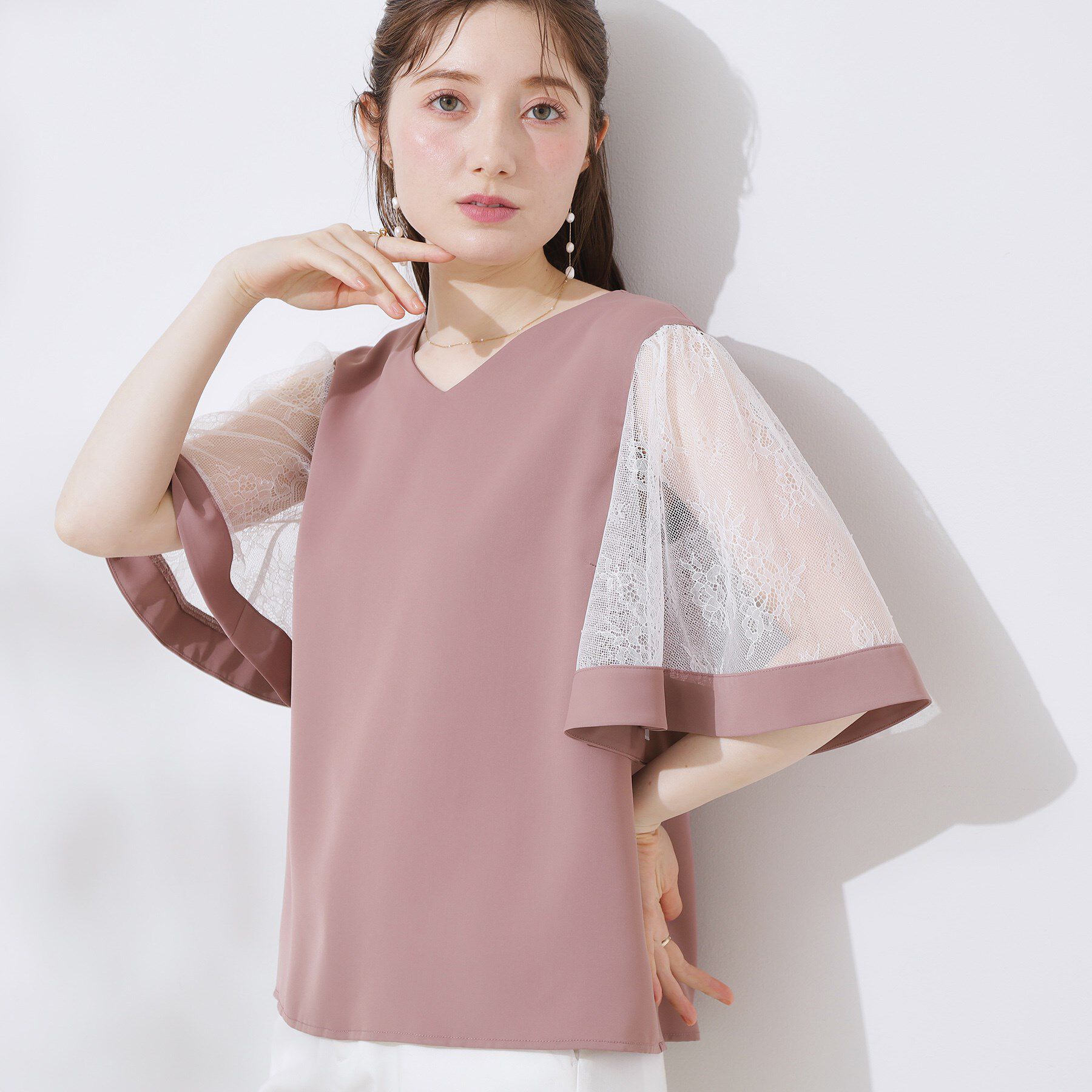 Couture broach「【マシンウォッシャブル・シアー・細見え】Vネック袖レースフレアブラウス」|シャツ・ブラウス|ピンクベージュ(05