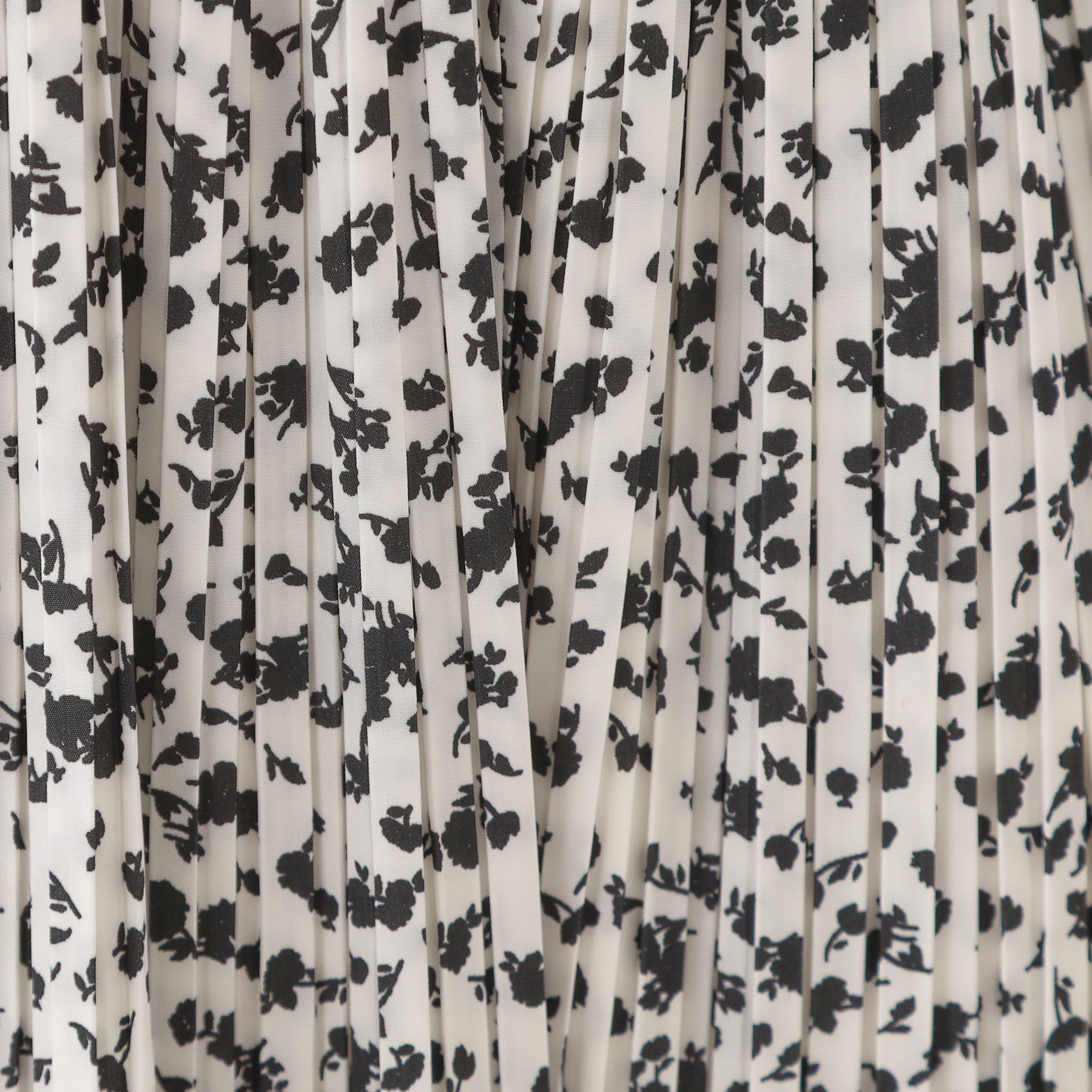 SHOO･LA･RUE「【高レビュー】広がり過ぎずすっきりと サテンプリーツスカート」|スカート|