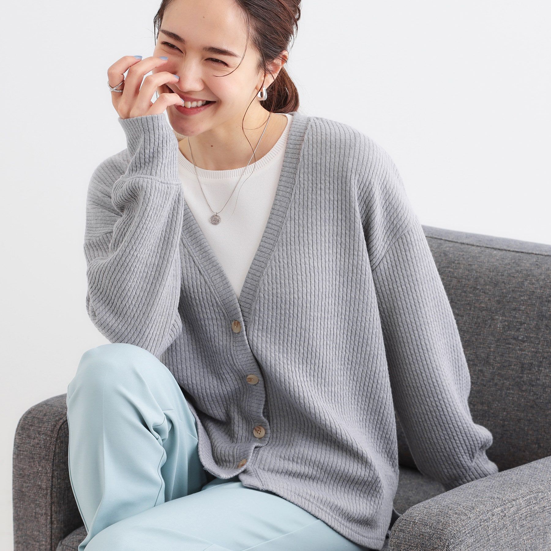 SHOO･LA･RUE「【S-LL】柔らかさが癖になる 凹凸Vネックカーディガン」|カーディガン|グレー(012)