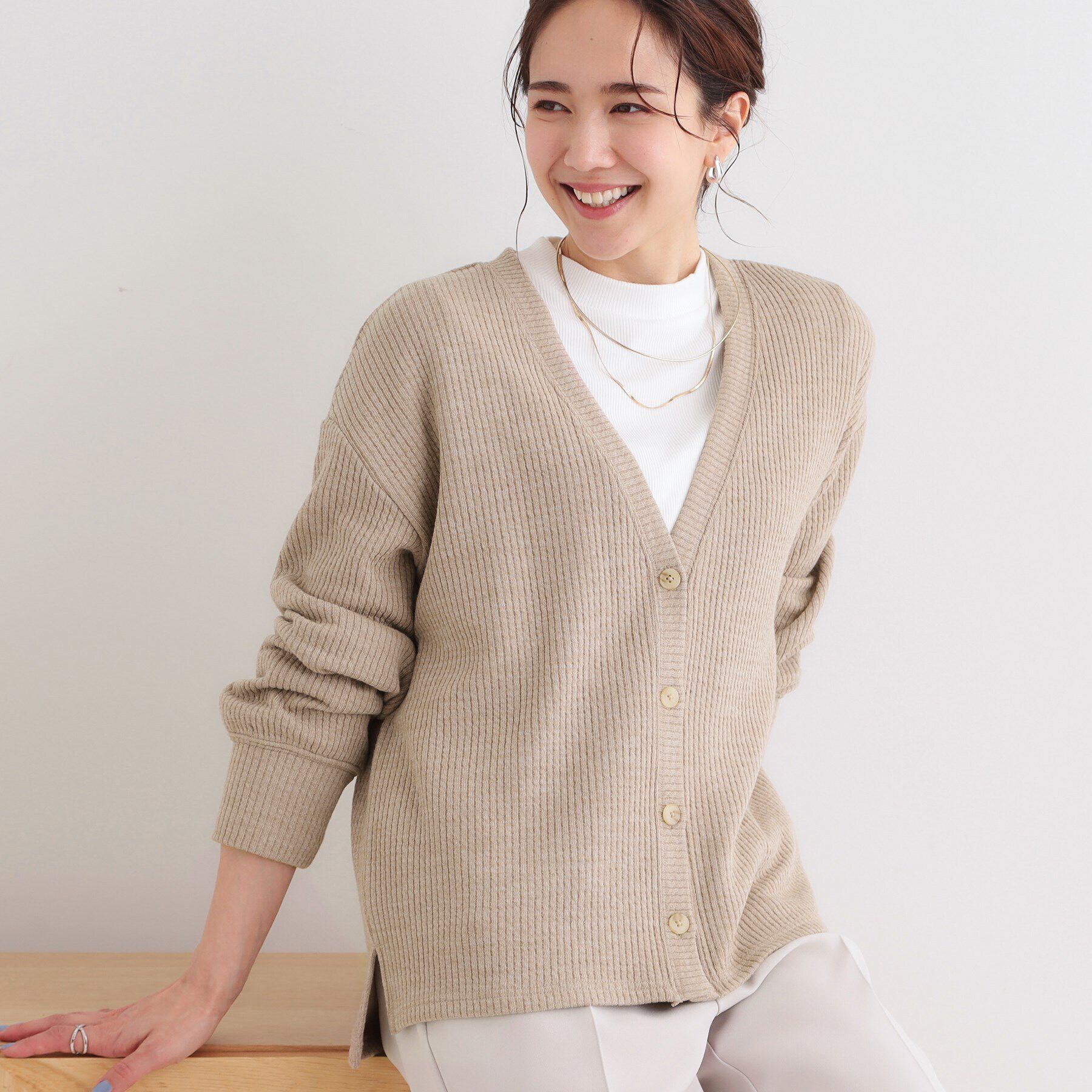 SHOO･LA･RUE「【S-LL】柔らかさが癖になる 凹凸Vネックカーディガン」|カーディガン|ベージュ(052)