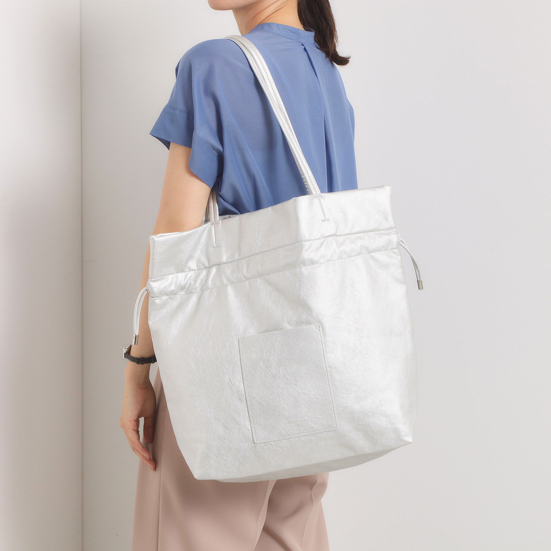 ITS&rsquo;DEMO「【軽量／A4対応】合皮巾着トート」|トートバッグ|シルバー(006)