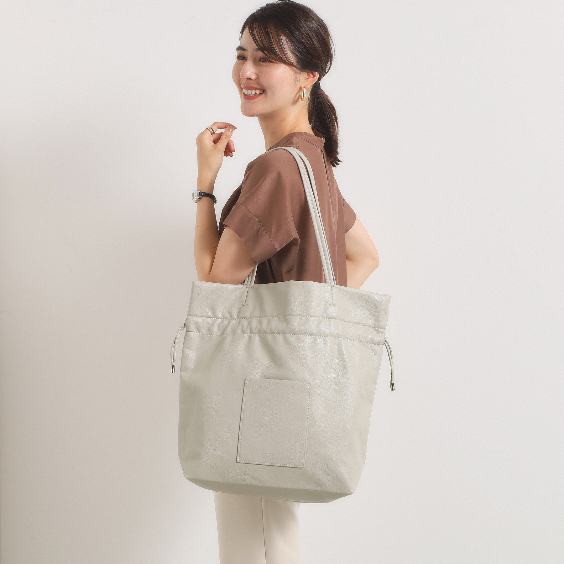 ITS&rsquo;DEMO「【軽量／A4対応】合皮巾着トート」|トートバッグ|