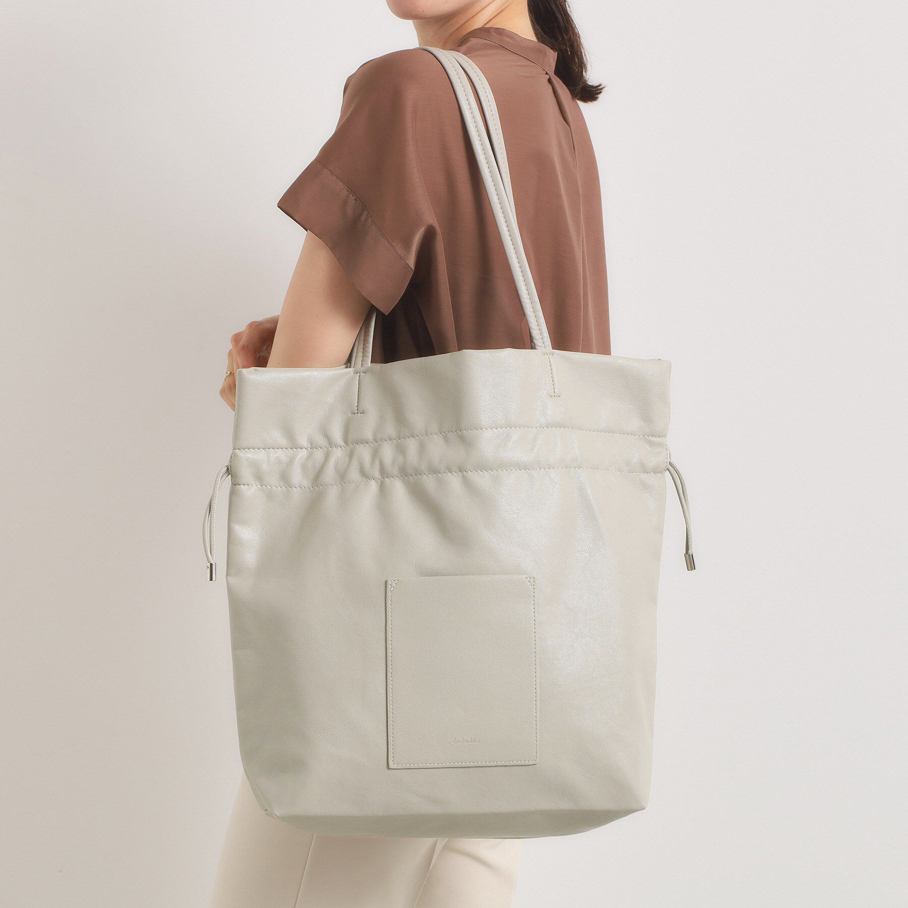 ITS&rsquo;DEMO「【軽量／A4対応】合皮巾着トート」|トートバッグ|ライトグレー(011