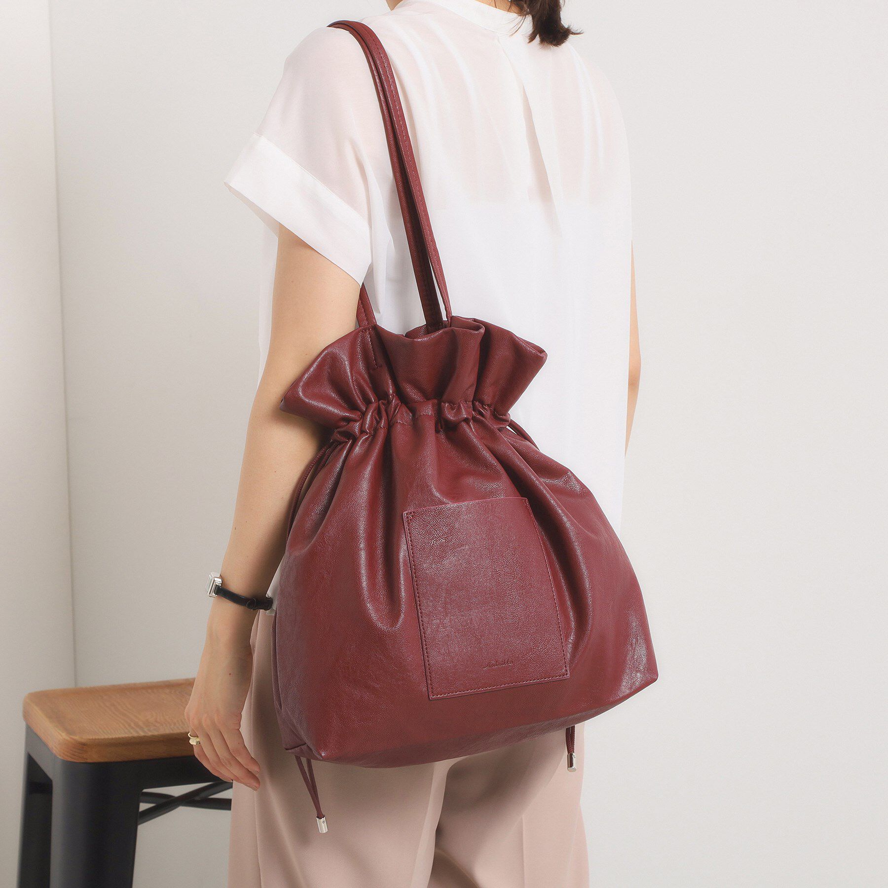 ITS&rsquo;DEMO「【軽量／A4対応】合皮巾着トート」|トートバッグ|ボルドー(064)