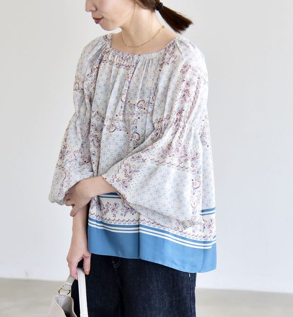 quaranciel「《予約》quaranciel:〈洗濯機可能〉フラワー スカーフ プリント ギャザー パフ ブラウス」|シャツ・ブラウス|