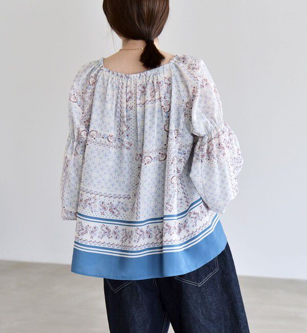 quaranciel「《予約》quaranciel:〈洗濯機可能〉フラワー スカーフ プリント ギャザー パフ ブラウス」|シャツ・ブラウス|