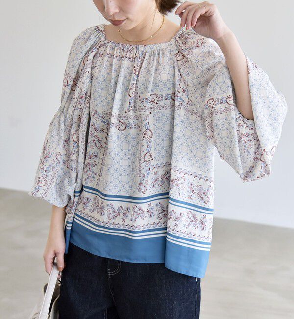 quaranciel「《予約》quaranciel:〈洗濯機可能〉フラワー スカーフ プリント ギャザー パフ ブラウス」|シャツ・ブラウス|