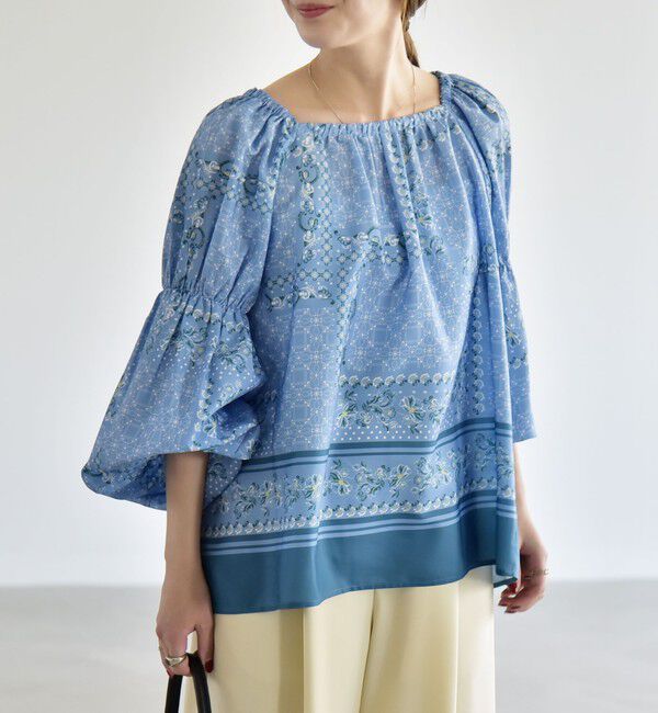 quaranciel「《予約》quaranciel:〈洗濯機可能〉フラワー スカーフ プリント ギャザー パフ ブラウス」|シャツ・ブラウス|