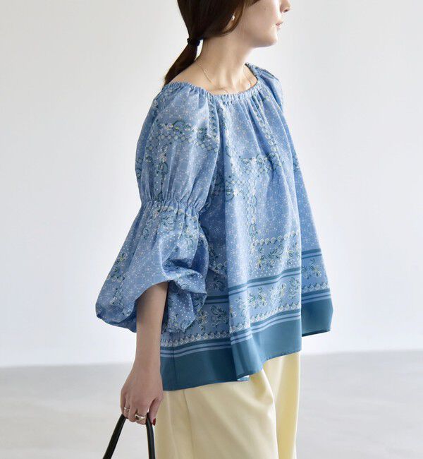 quaranciel「《予約》quaranciel:〈洗濯機可能〉フラワー スカーフ プリント ギャザー パフ ブラウス」|シャツ・ブラウス|