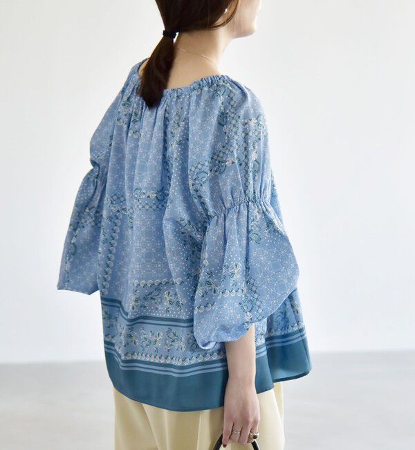 quaranciel「《予約》quaranciel:〈洗濯機可能〉フラワー スカーフ プリント ギャザー パフ ブラウス」|シャツ・ブラウス|